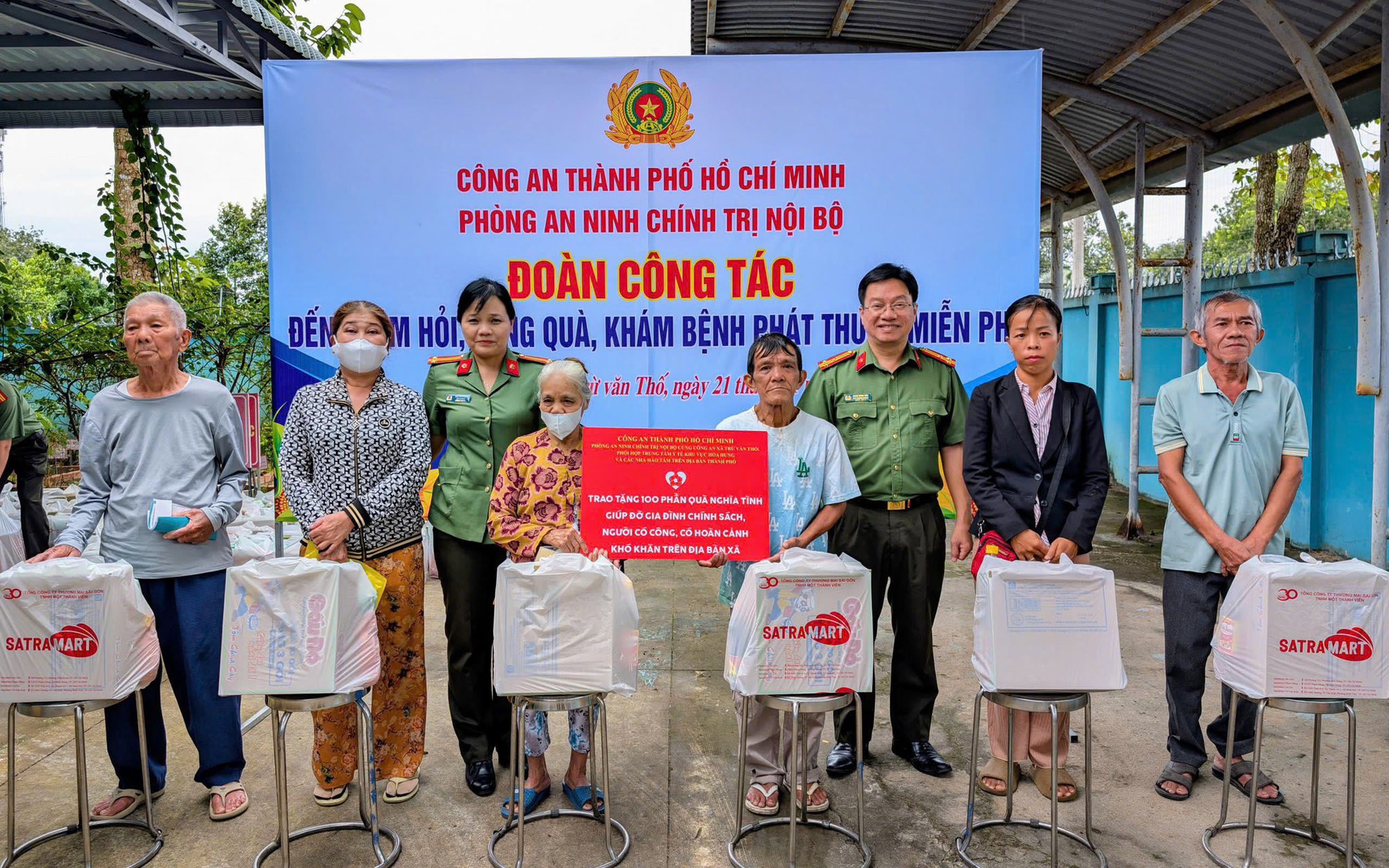 Công an TPHCM chi viện khẩn cấp hỗ trợ bà con vùng lũ - Ảnh 7.