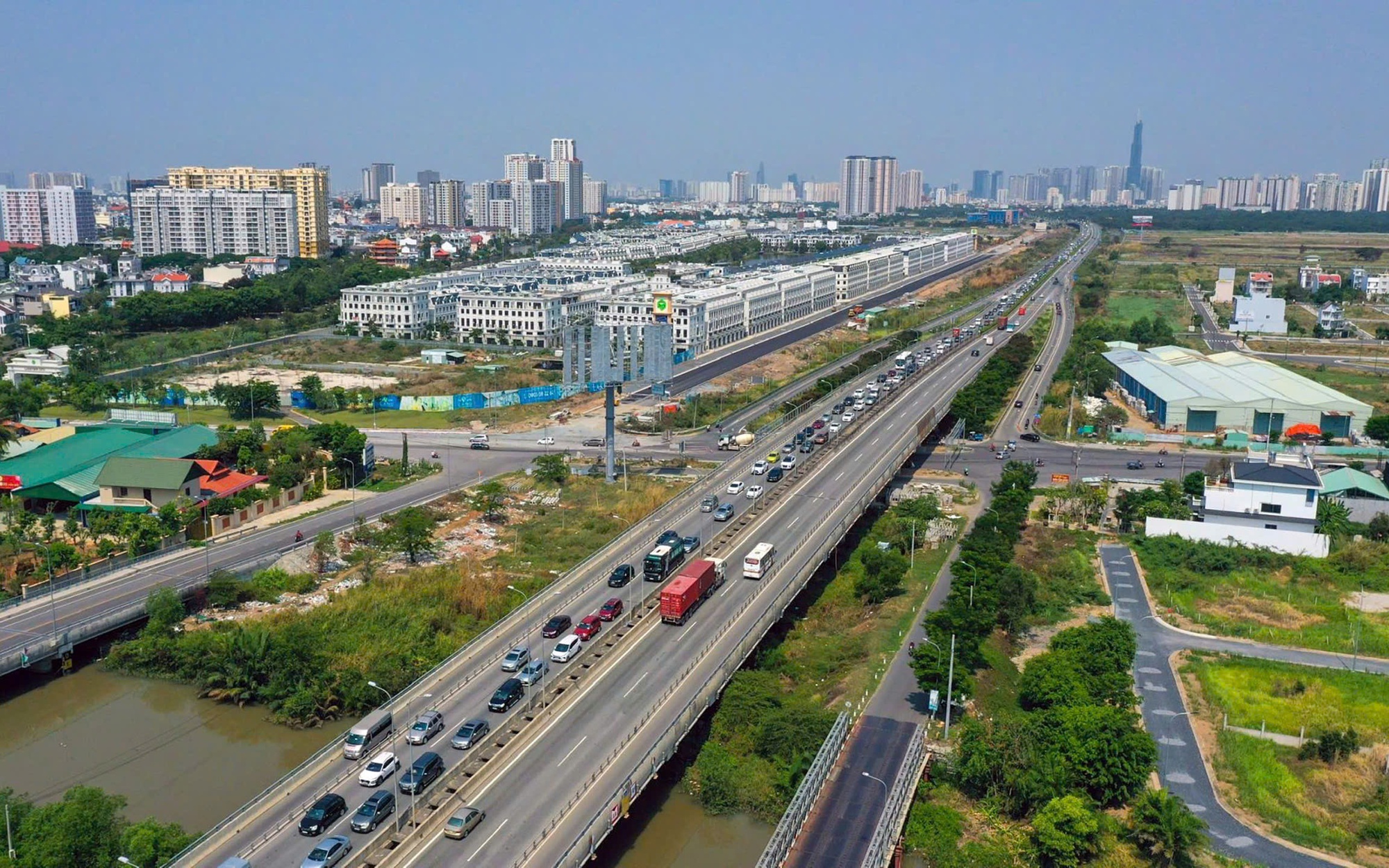 TẠO SỨC BẬT ĐỂ TP HCM BỨT PHÁ: Khơi thông điểm nghẽn thể chế