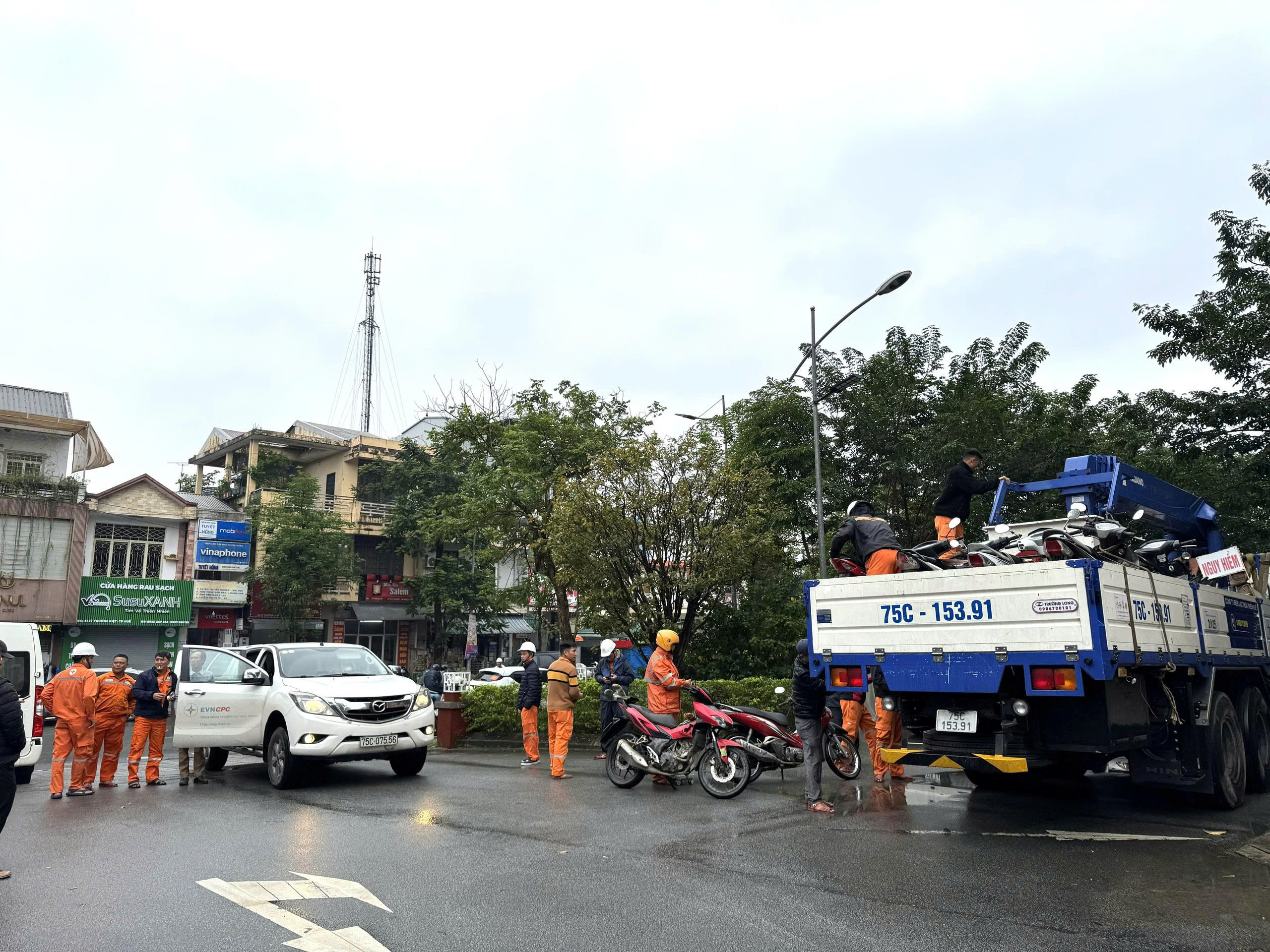 Sau lũ lịch sử, Huế chọn 62 c&ocirc;ng nh&acirc;n điện c&oacute; sức khỏe tốt nhất "thần tốc" v&agrave;o Đắk Lắk - Ảnh 1.