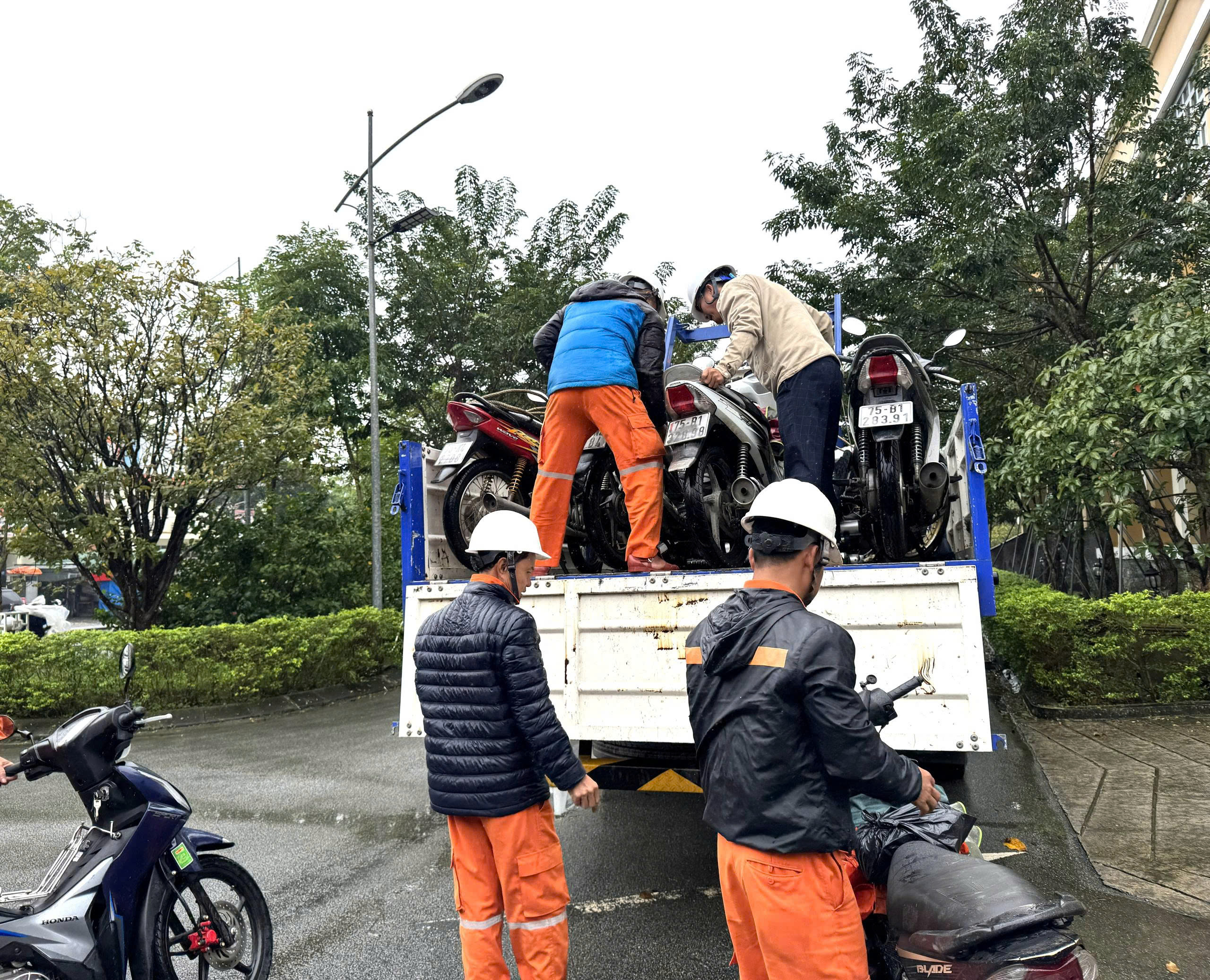 Sau lũ lịch sử, Huế chọn 62 c&ocirc;ng nh&acirc;n điện c&oacute; sức khỏe tốt nhất "thần tốc" v&agrave;o Đắk Lắk - Ảnh 2.