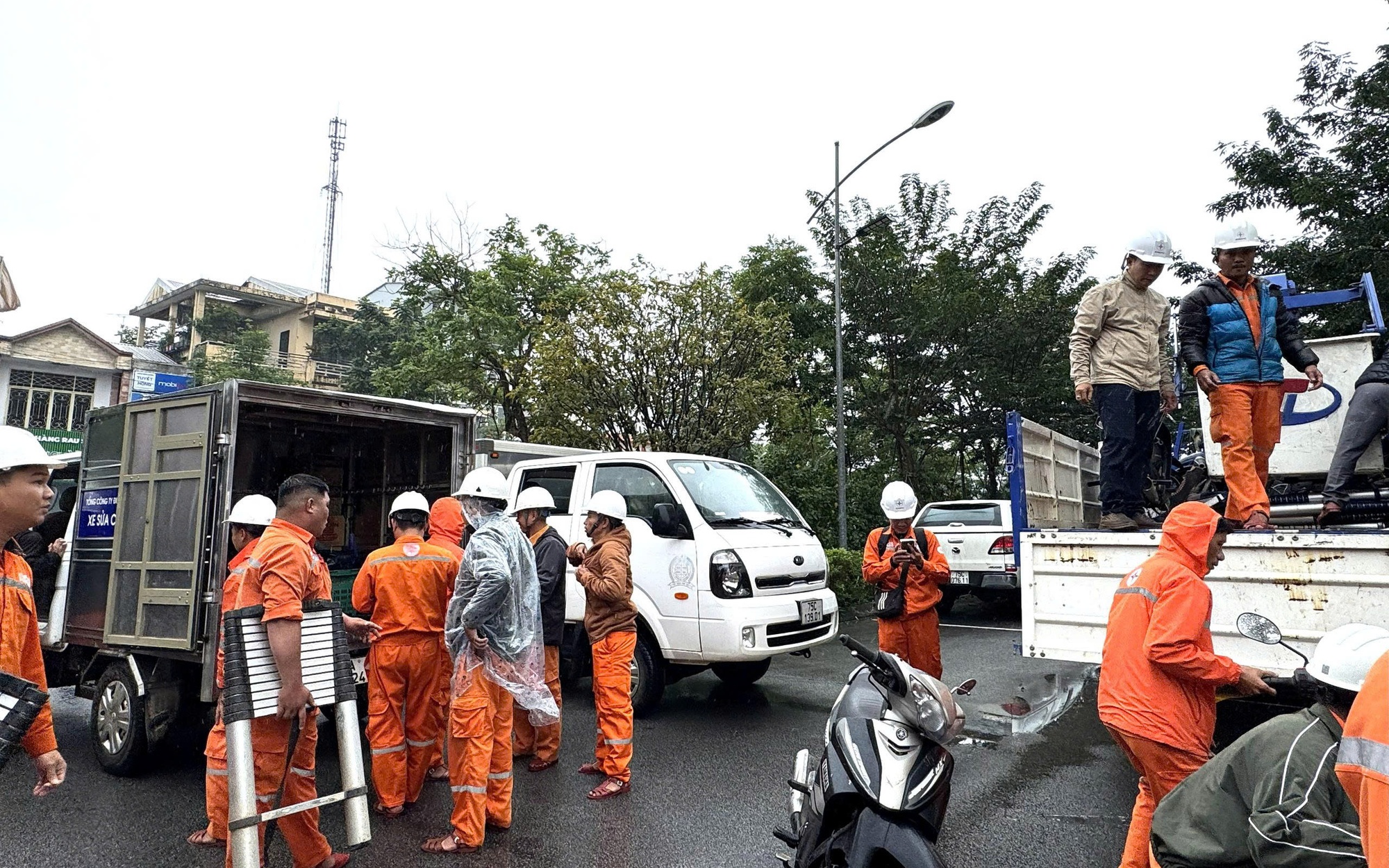 Huế chọn 62 công nhân điện có sức khỏe tốt nhất gấp rút vào tâm lũ Đắk Lắk