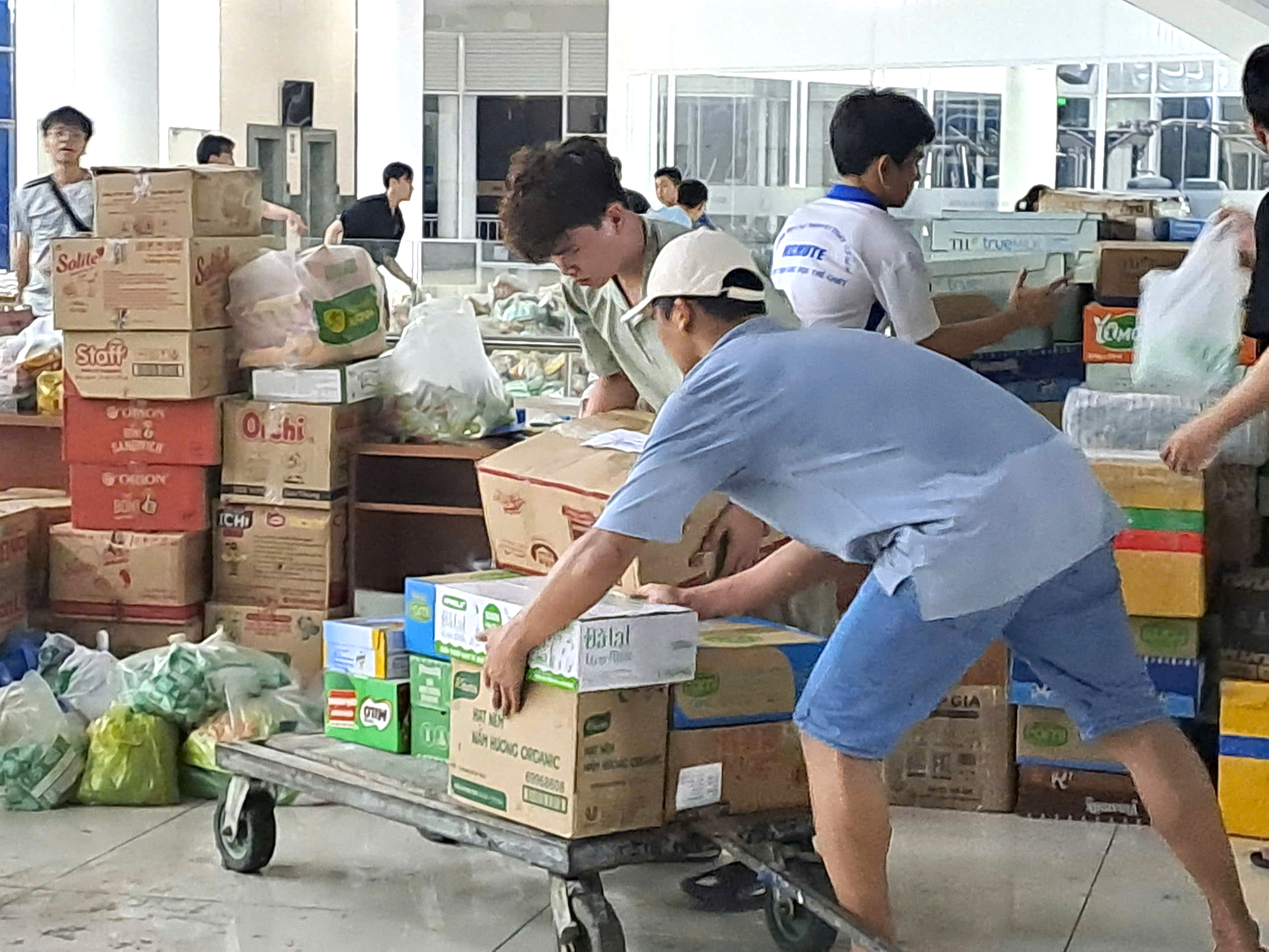 K&ecirc;u gọi khẩn cấp t&igrave;nh nguyện vi&ecirc;n hỗ trợ tại c&aacute;c điểm tiếp nhận vật phẩm cứu trợ - Ảnh 5.