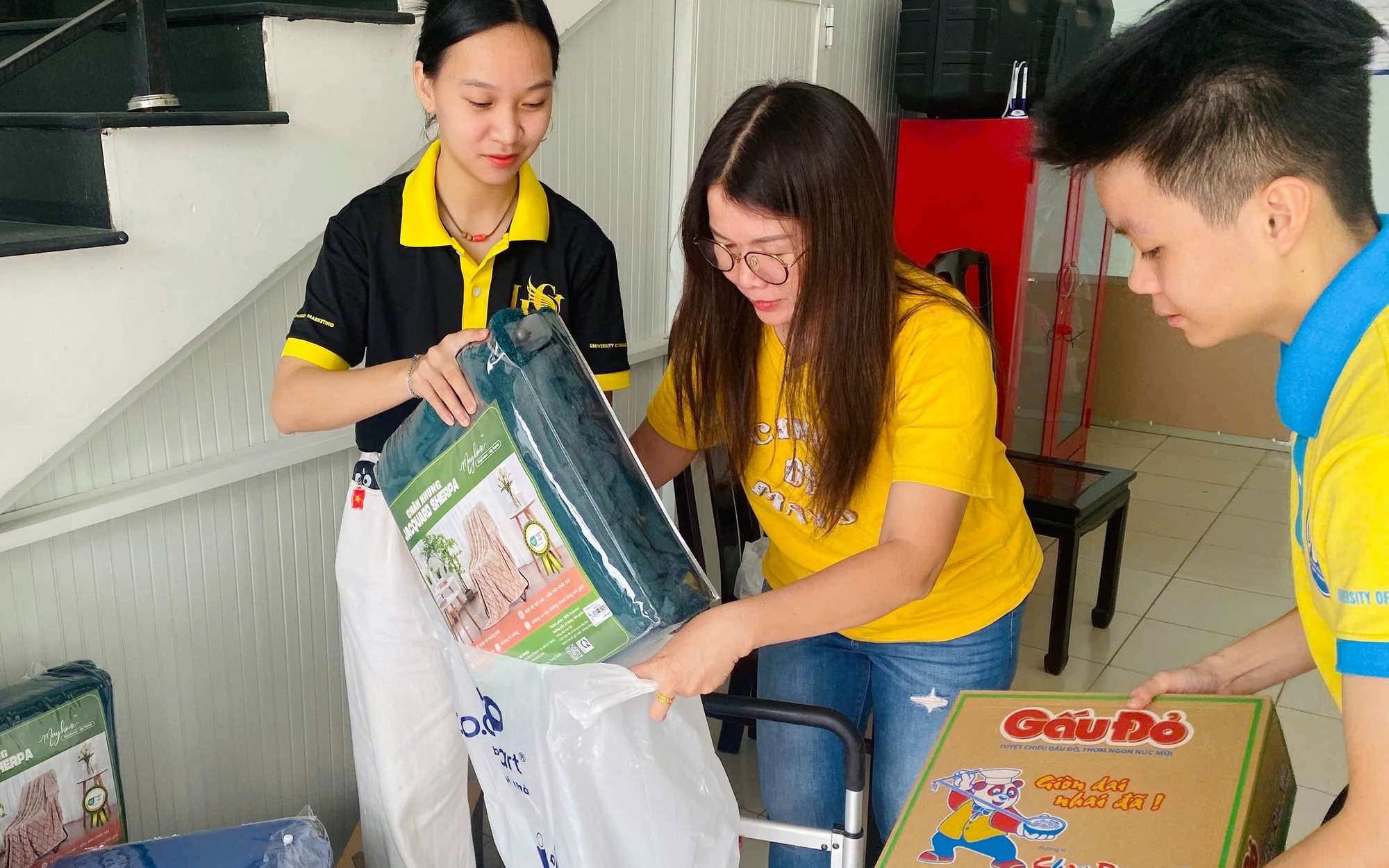 Những hành động đẹp giúp ấm lòng sinh viên vùng lũ