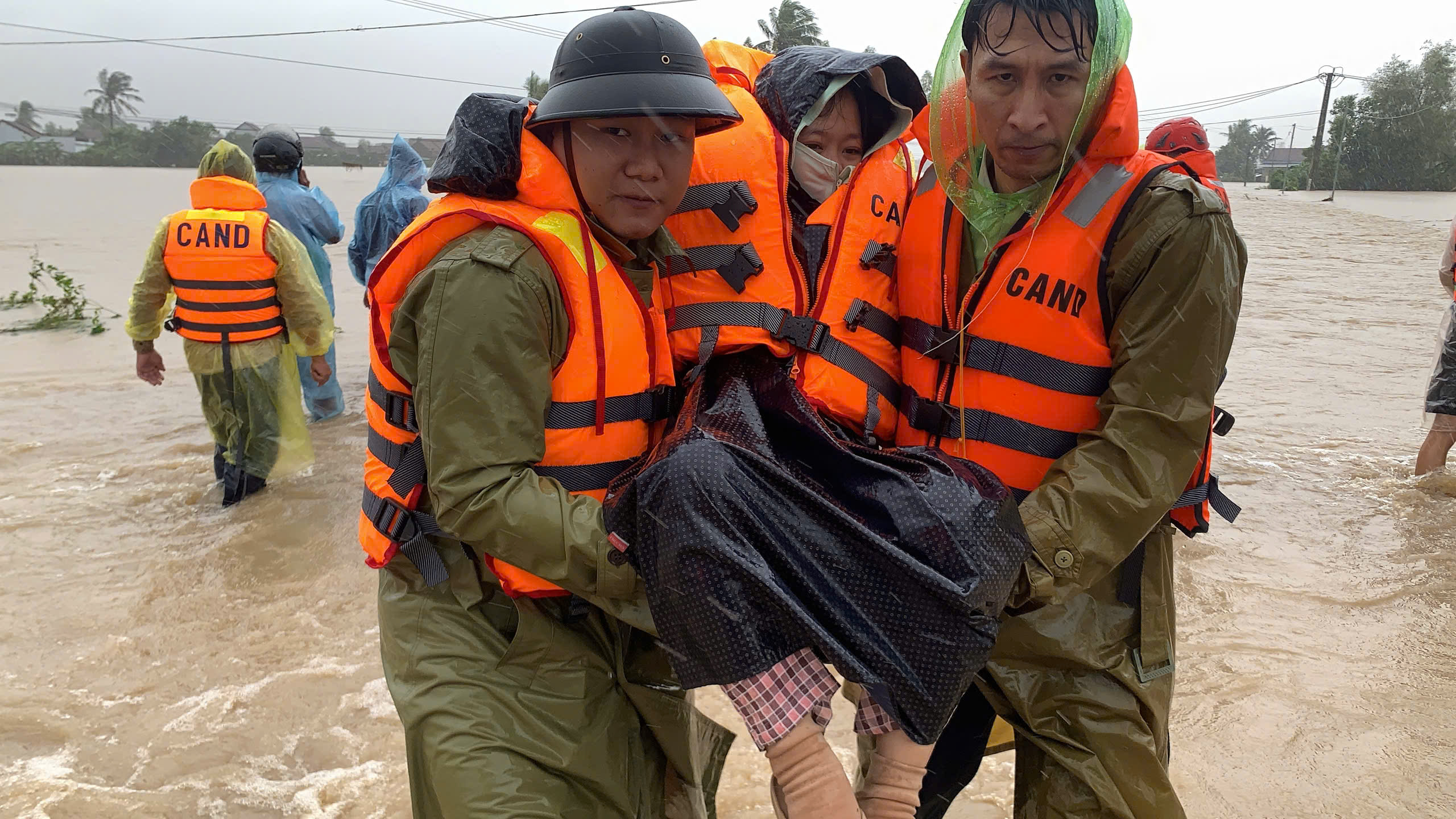 B&aacute;o ch&iacute; giữa t&acirc;m lũ: Cứu người, chặn tin giả v&agrave; khơi dậy triệu tr&aacute;i tim - Ảnh 18.