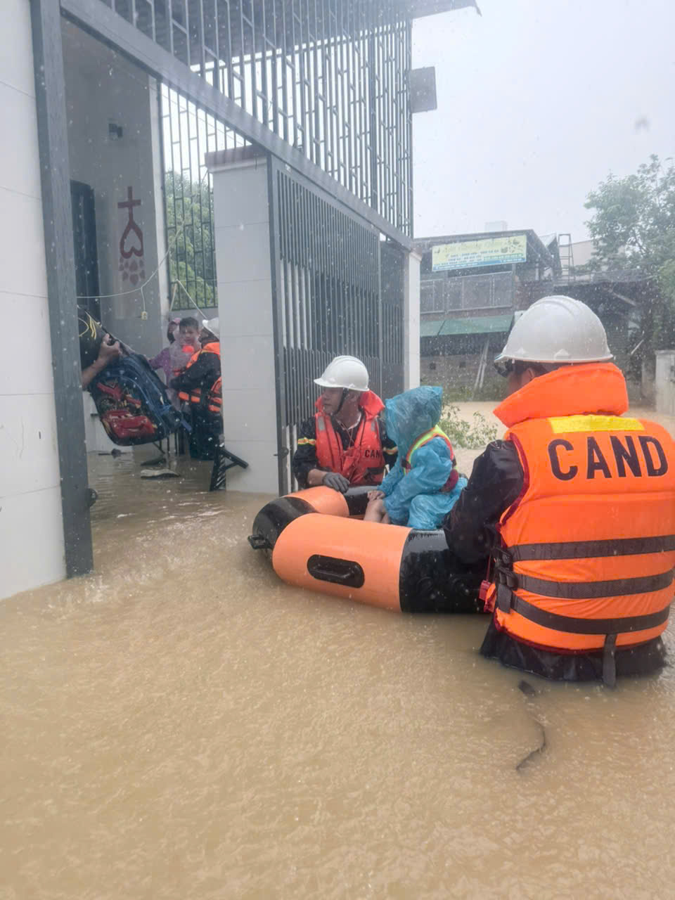 B&aacute;o ch&iacute; giữa t&acirc;m lũ: Cứu người, chặn tin giả v&agrave; khơi dậy triệu tr&aacute;i tim - Ảnh 22.