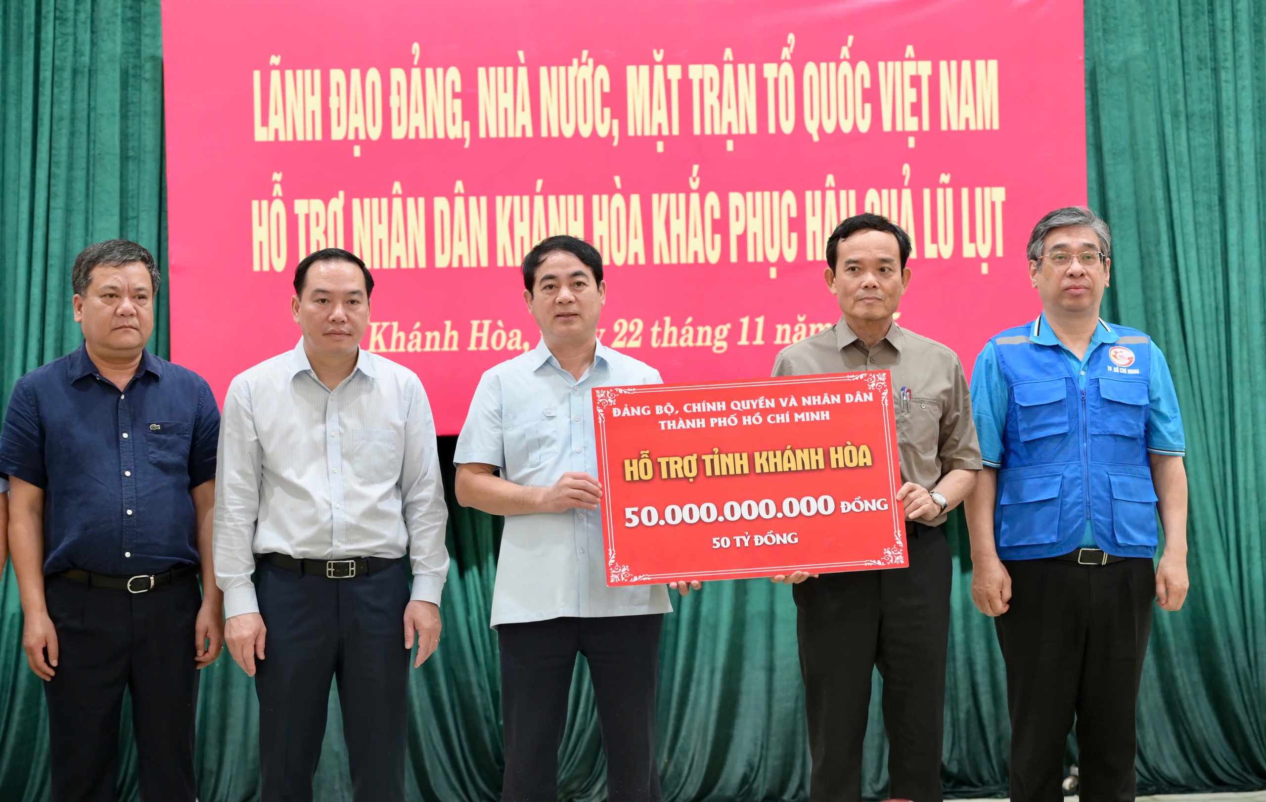 B&aacute;o ch&iacute; giữa t&acirc;m lũ: Cứu người, chặn tin giả v&agrave; khơi dậy triệu tr&aacute;i tim - Ảnh 33.