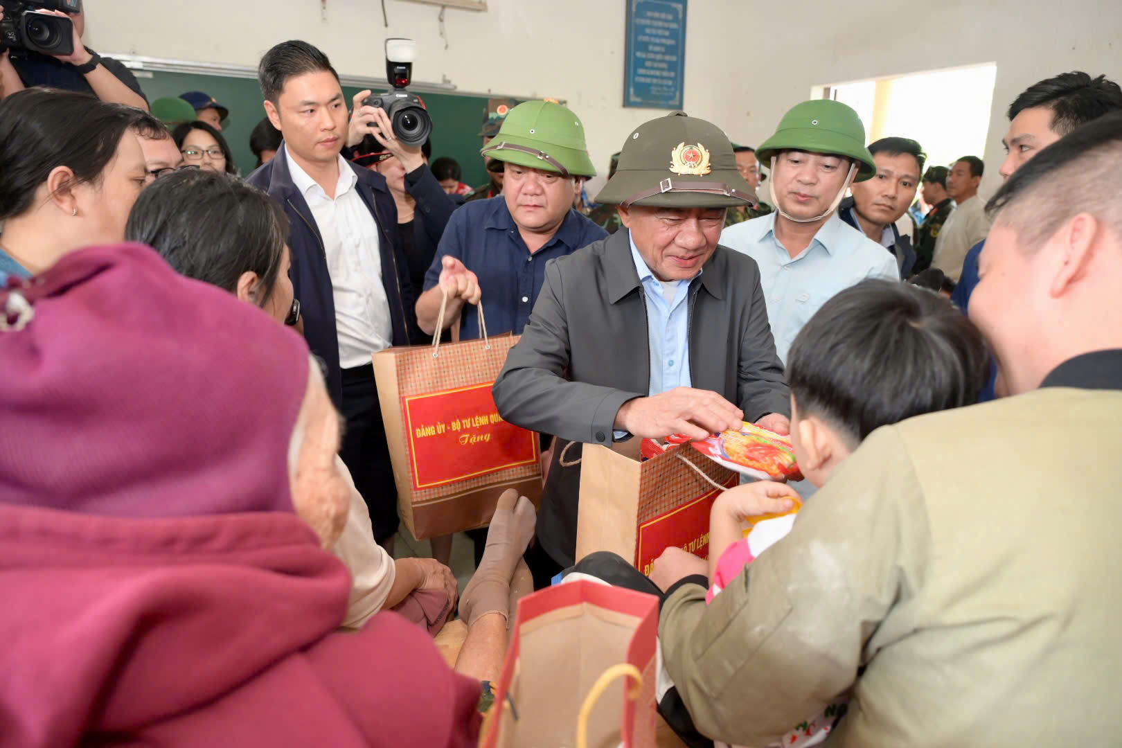 B&aacute;o ch&iacute; giữa t&acirc;m lũ: Cứu người, chặn tin giả v&agrave; khơi dậy triệu tr&aacute;i tim - Ảnh 37.