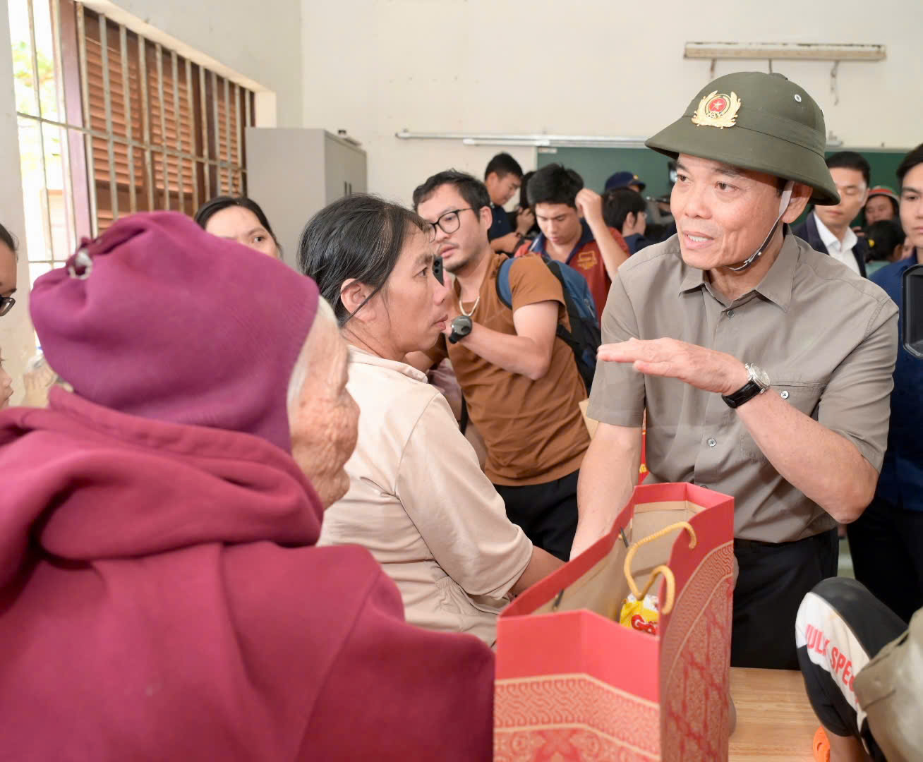 B&aacute;o ch&iacute; giữa t&acirc;m lũ: Cứu người, chặn tin giả v&agrave; khơi dậy triệu tr&aacute;i tim - Ảnh 36.