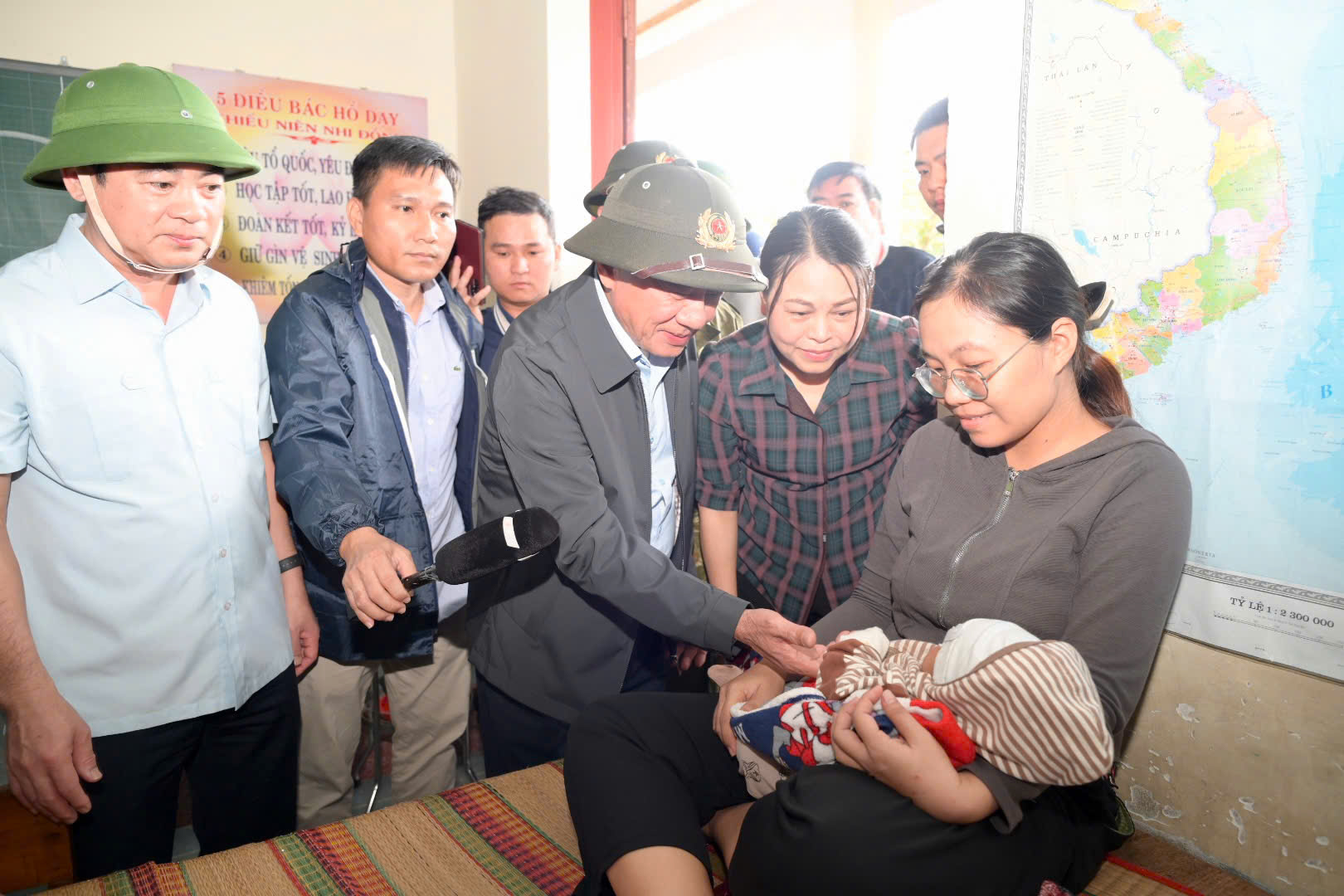 B&aacute;o ch&iacute; giữa t&acirc;m lũ: Cứu người, chặn tin giả v&agrave; khơi dậy triệu tr&aacute;i tim - Ảnh 31.