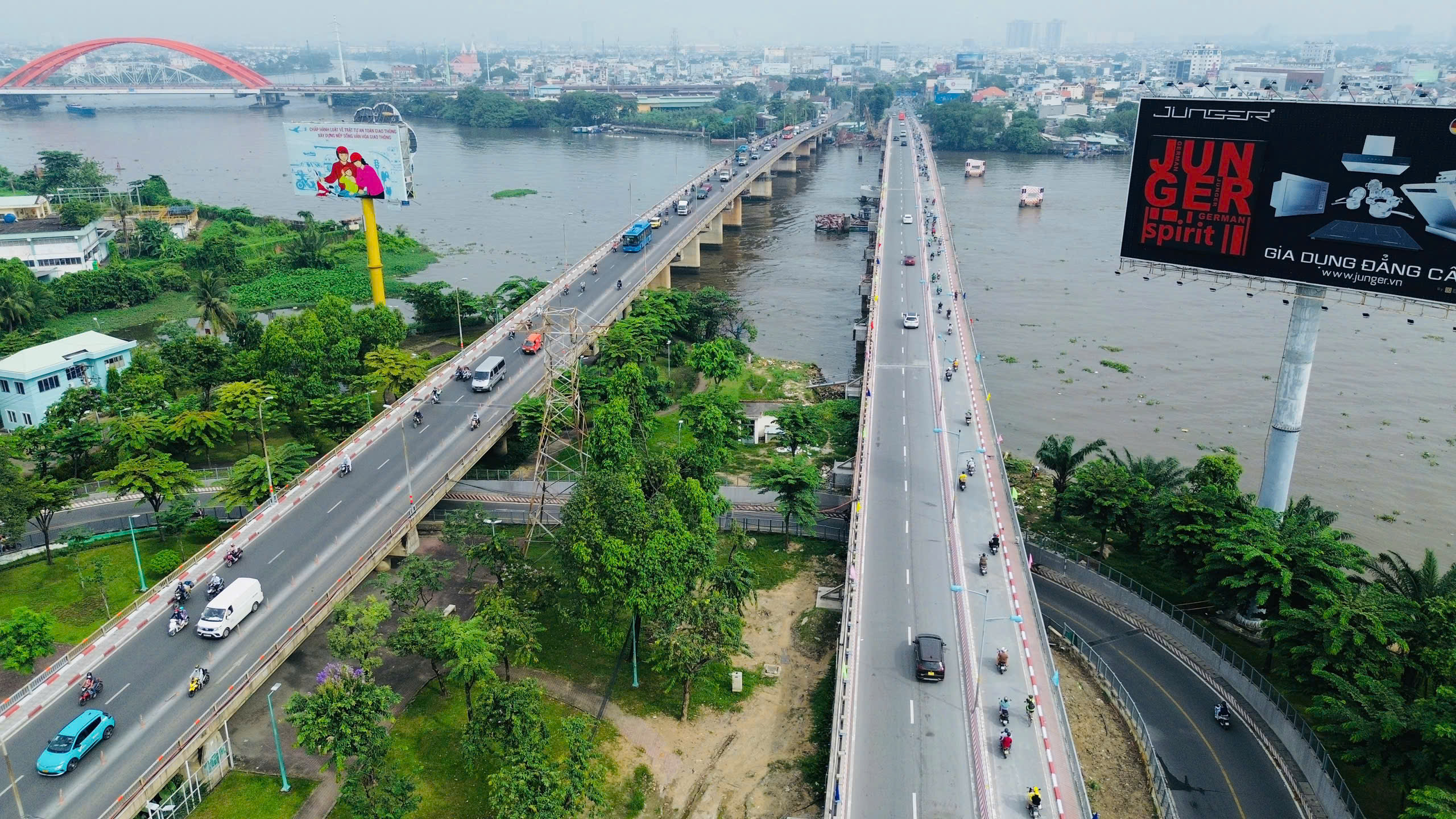 Cầu Bình Triệu 1 chính thức thông xe: Mở lại làn ô tô - Ảnh 1.