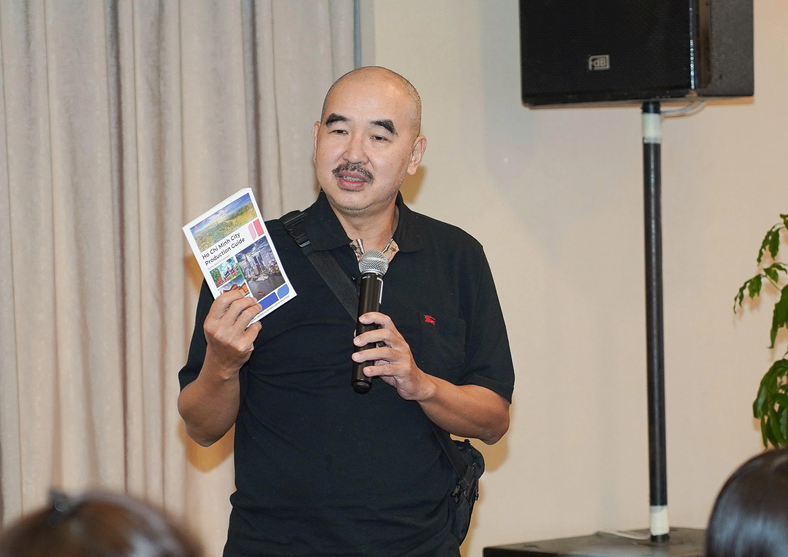 Đạo diễn Bùi Thạc Chuyên: "Ngừng quay vì người dân hát karaoke" - Ảnh 2.