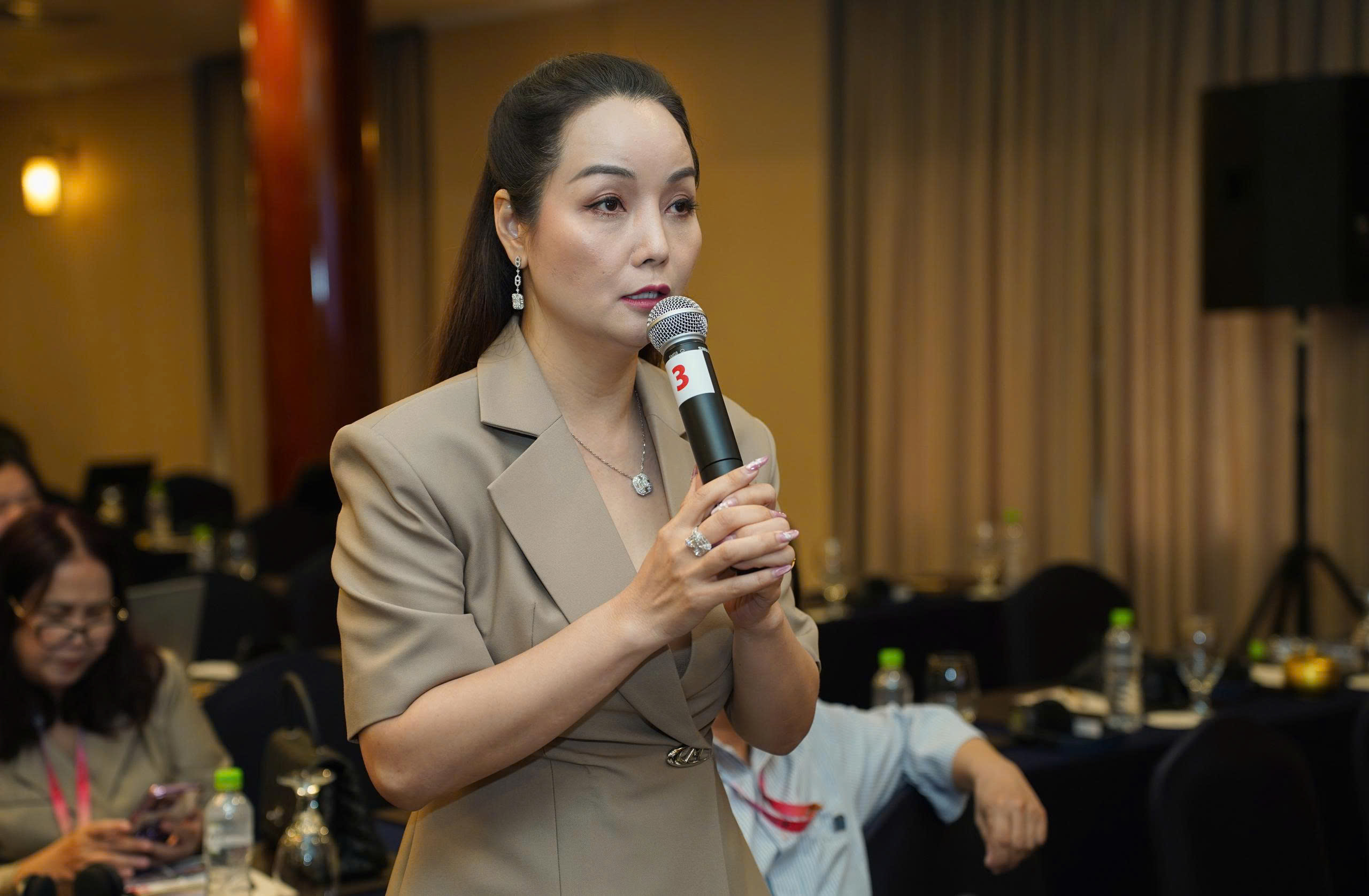 Đạo diễn Bùi Thạc Chuyên: "Ngừng quay vì người dân hát karaoke" - Ảnh 3.