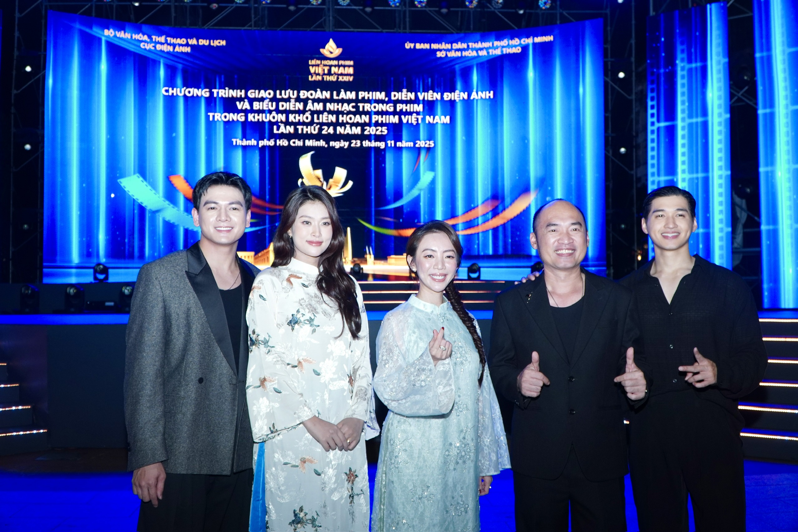Thu Trang, Đoàn Thiên Ân "đọ sắc" cùng Hồng của "Mưa đỏ" - Ảnh 5.