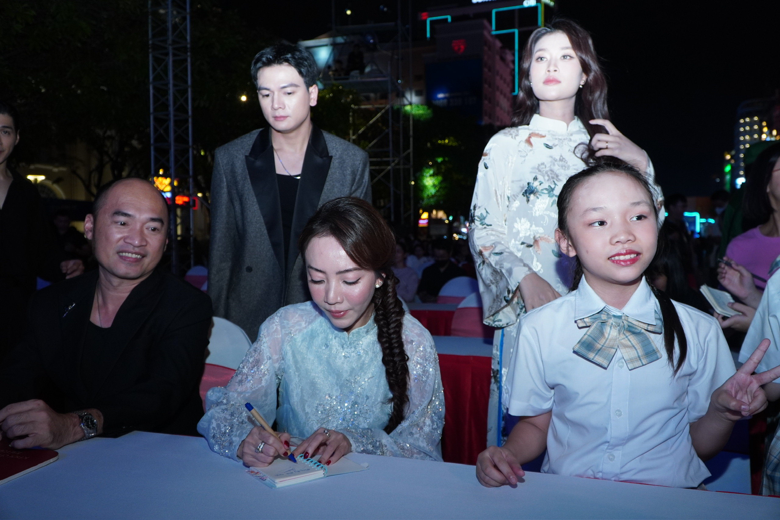 Thu Trang, Đoàn Thiên Ân "đọ sắc" cùng Hồng của "Mưa đỏ" - Ảnh 2.