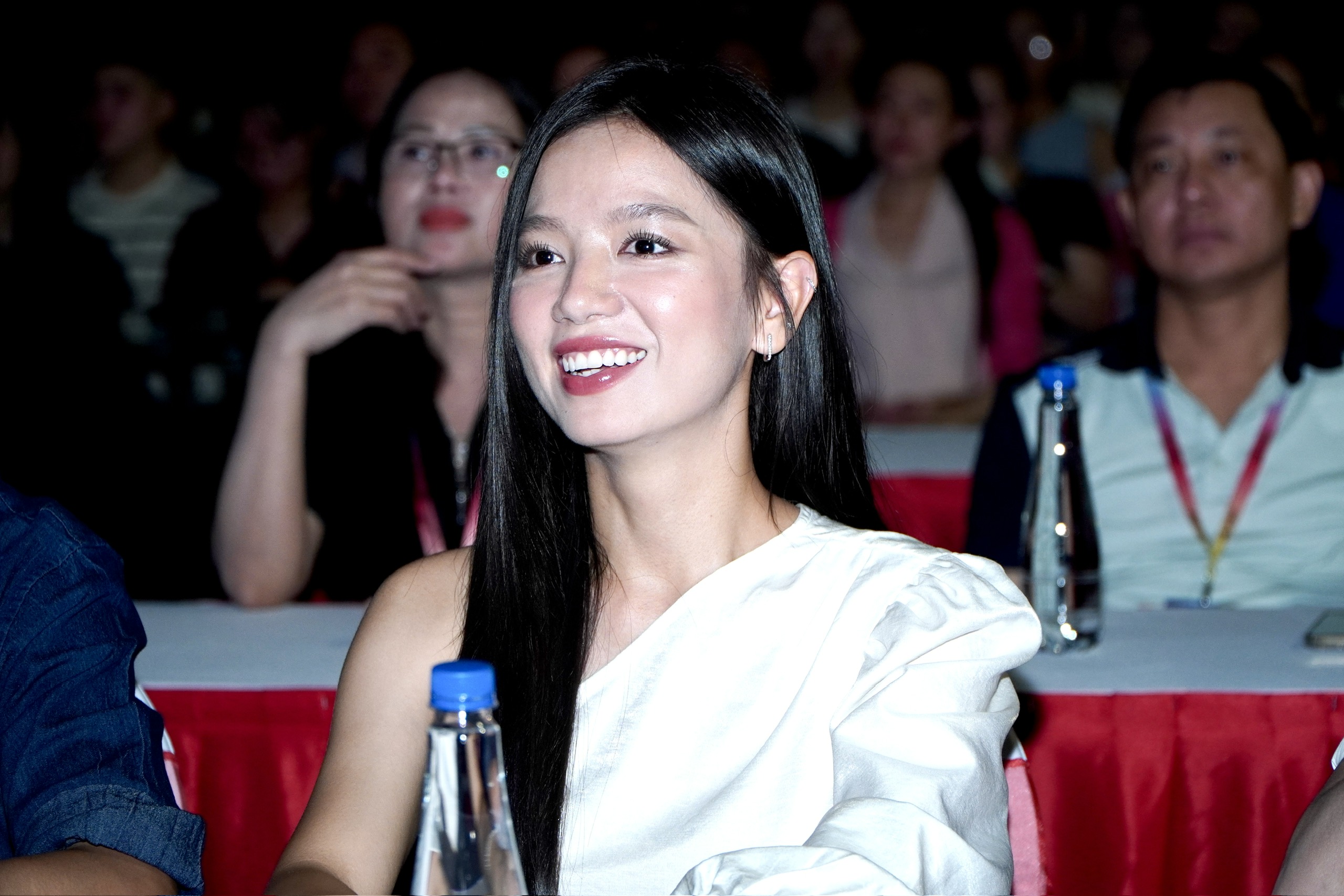 Thu Trang, Đoàn Thiên Ân "đọ sắc" cùng Hồng của "Mưa đỏ" - Ảnh 12.