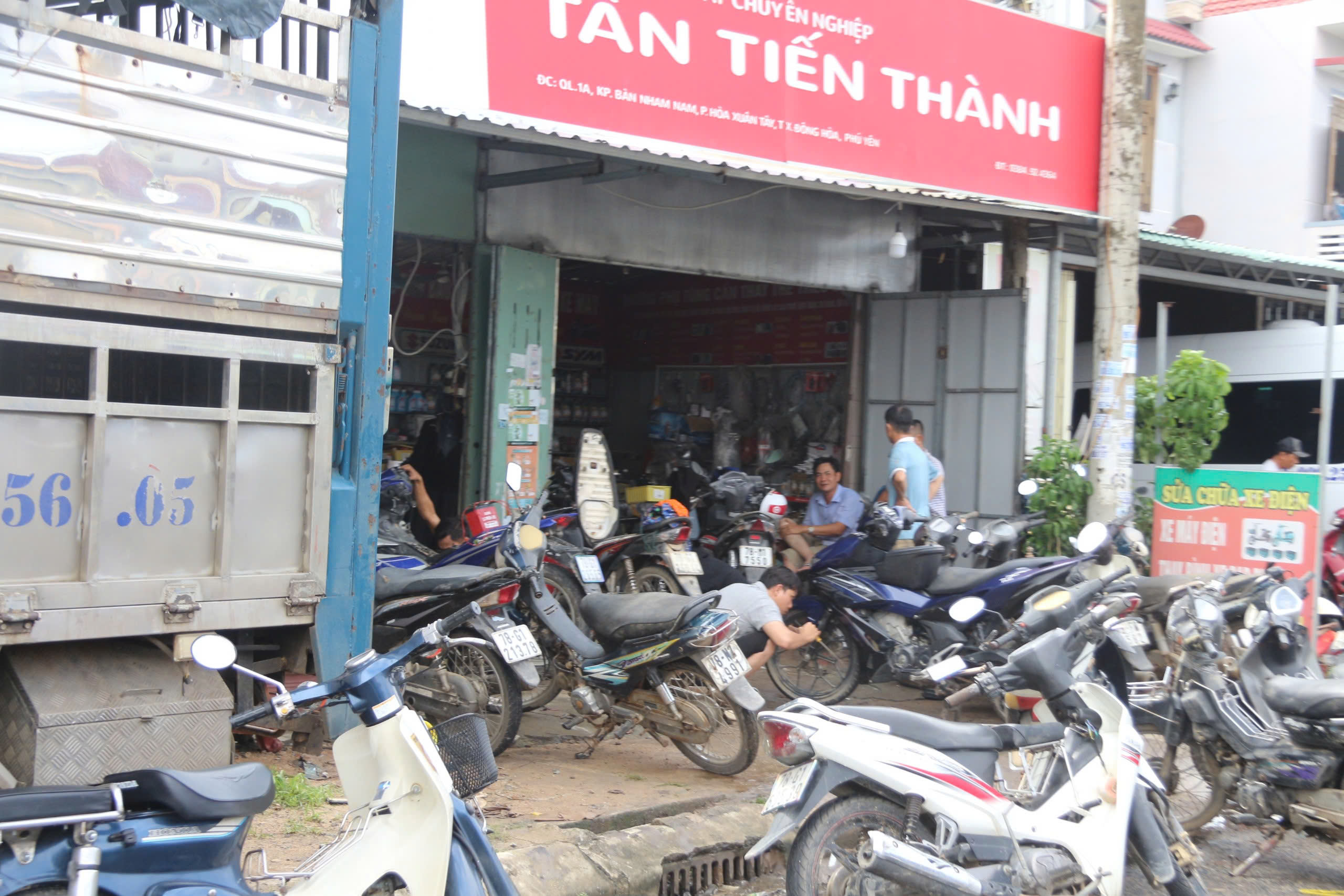 Cảnh người dân ùn ùn đi sửa xe tại tiệm sửa xe quá tải sau lũ dữ ở Đắk Lắk - Ảnh 5.