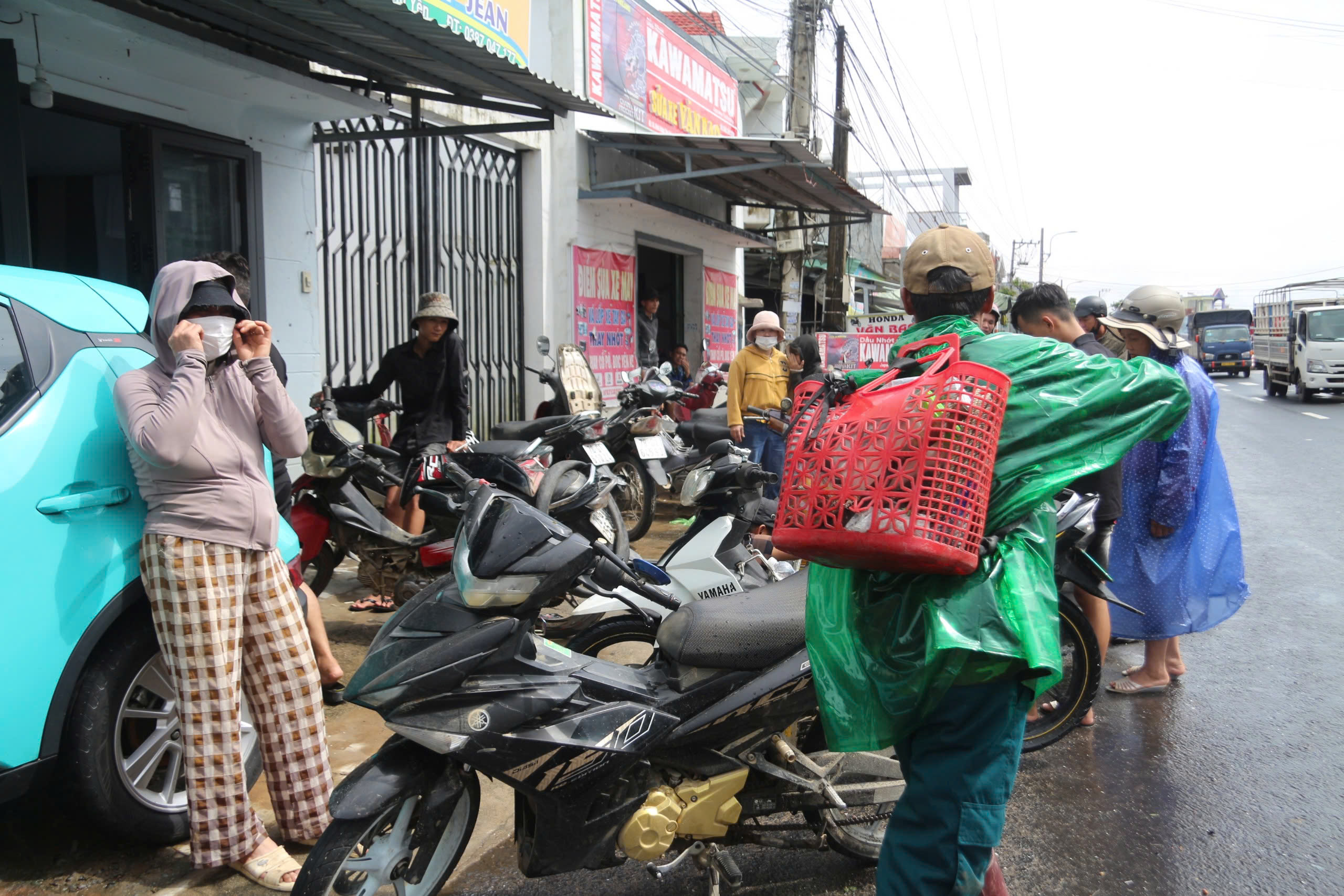 Cảnh người dân ùn ùn đi sửa xe tại tiệm sửa xe quá tải sau lũ dữ ở Đắk Lắk - Ảnh 6.