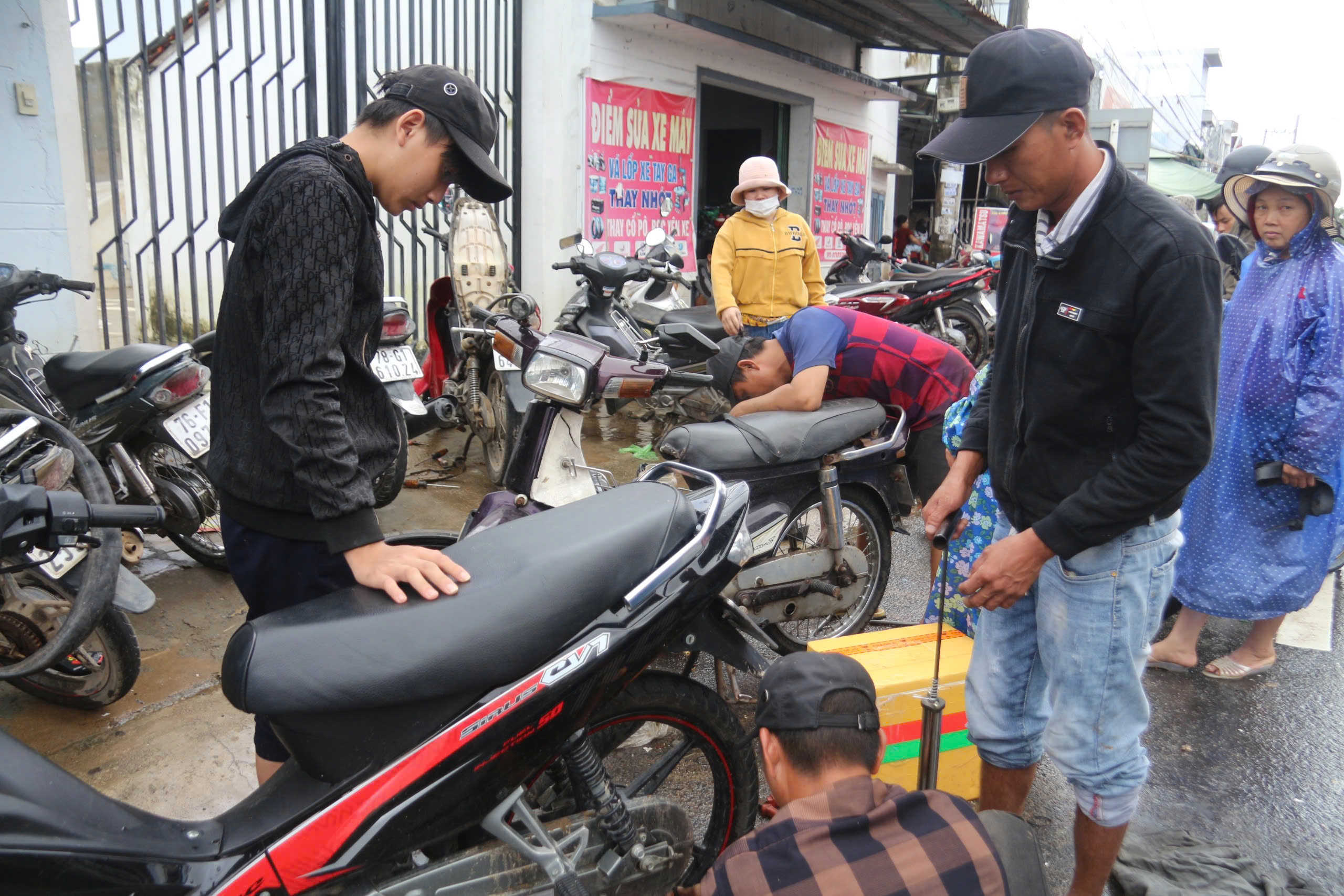 Cảnh người dân ùn ùn đi sửa xe tại tiệm sửa xe quá tải sau lũ dữ ở Đắk Lắk - Ảnh 9.