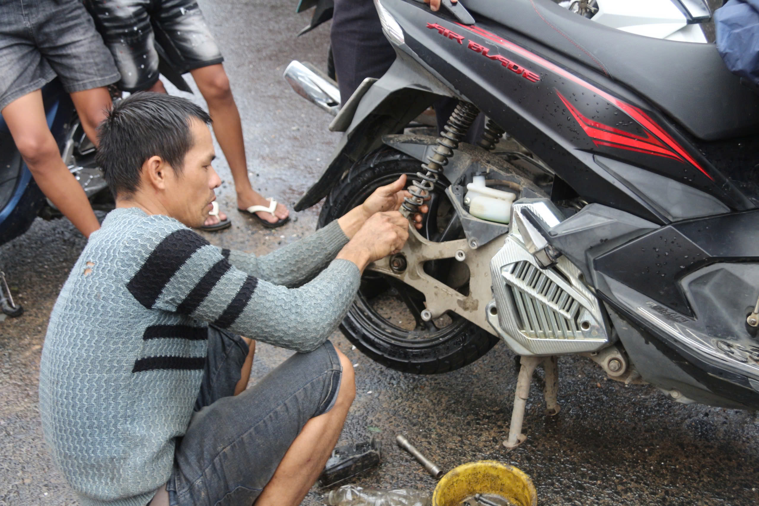 Cảnh người dân ùn ùn đi sửa xe tại tiệm sửa xe quá tải sau lũ dữ ở Đắk Lắk - Ảnh 2.