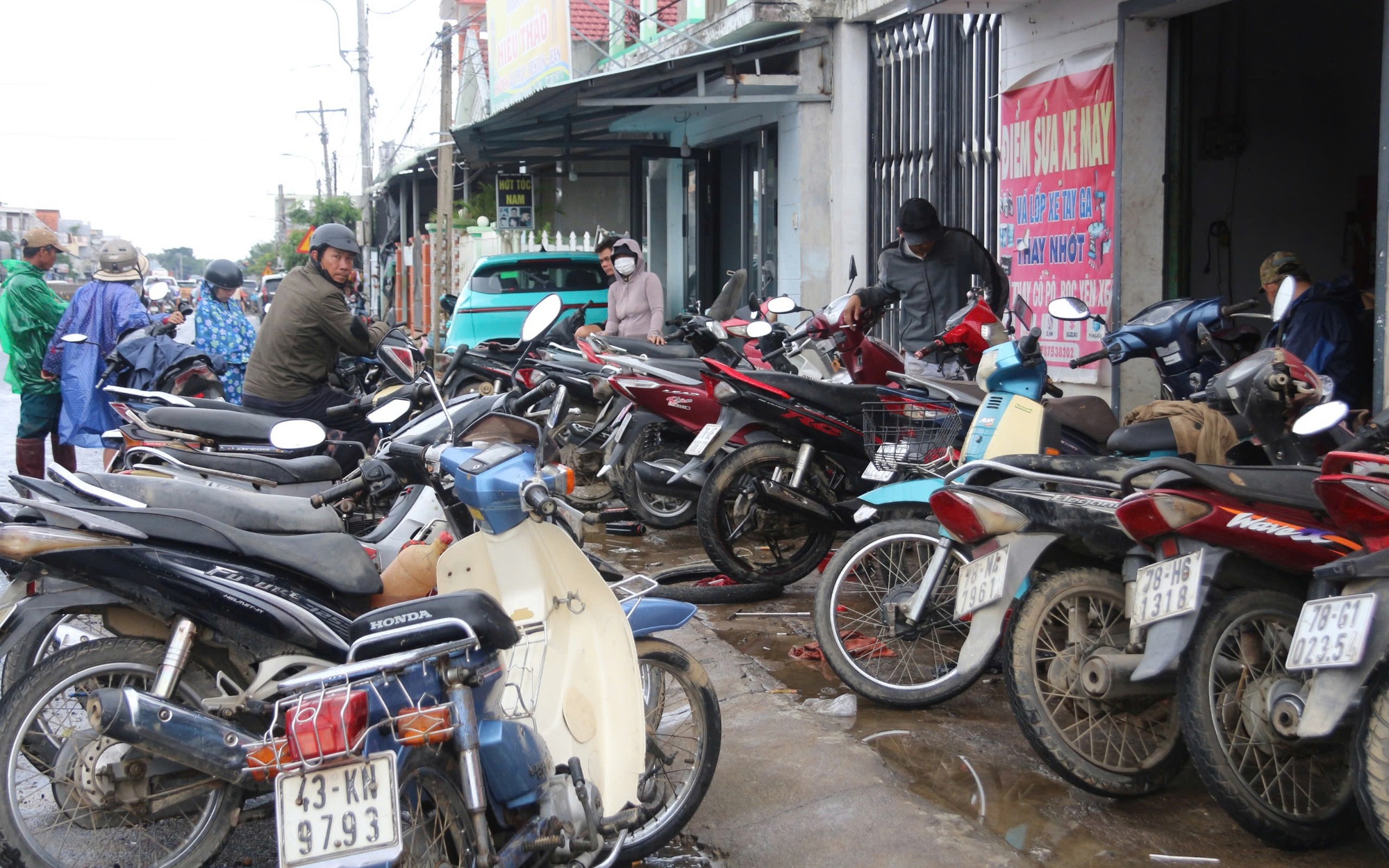 Cảnh người dân Đắk Lắk ùn ùn đi sửa xe sau lũ dữ