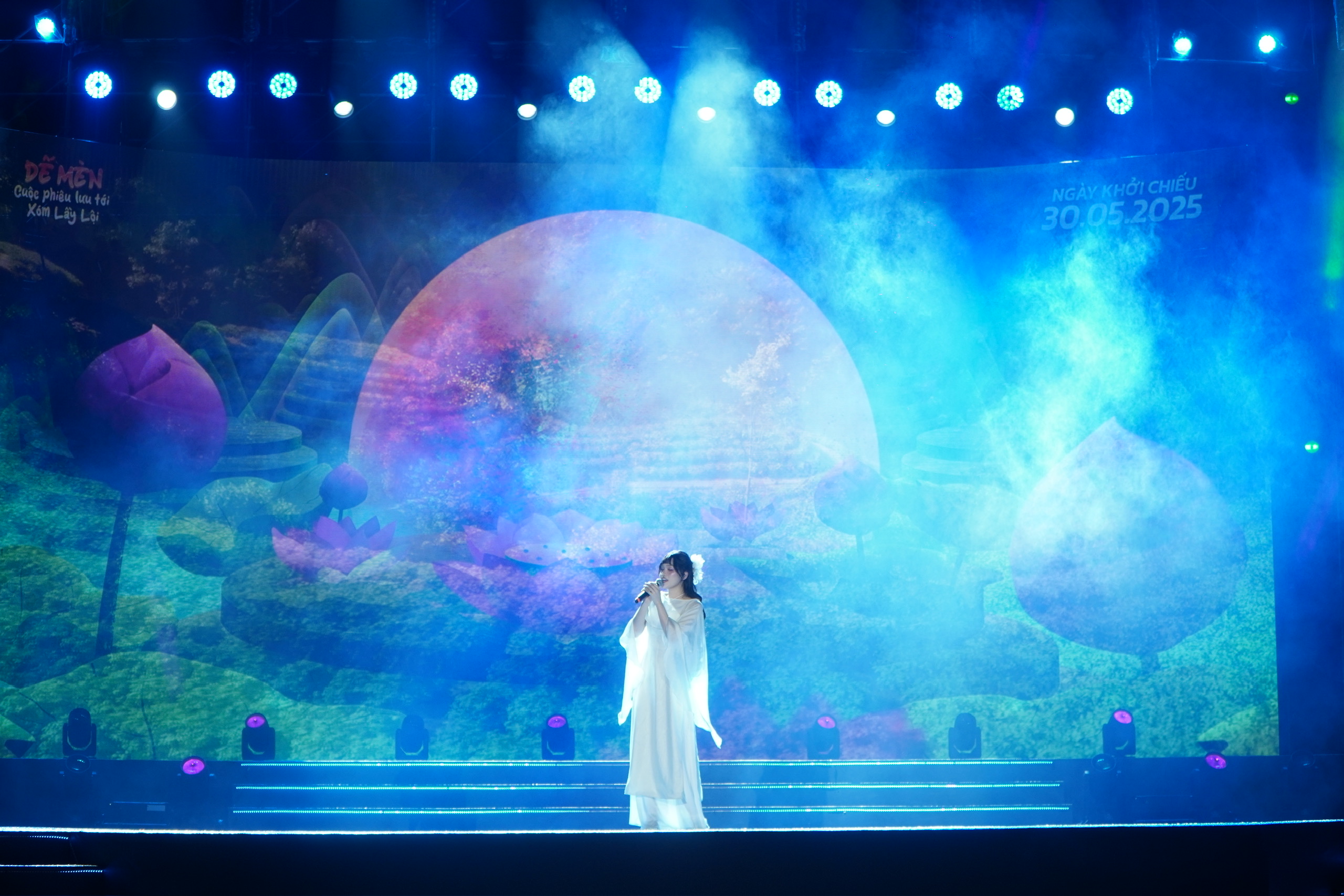 Thu Trang, Đoàn Thiên Ân "đọ sắc" cùng Hồng của "Mưa đỏ" - Ảnh 26.