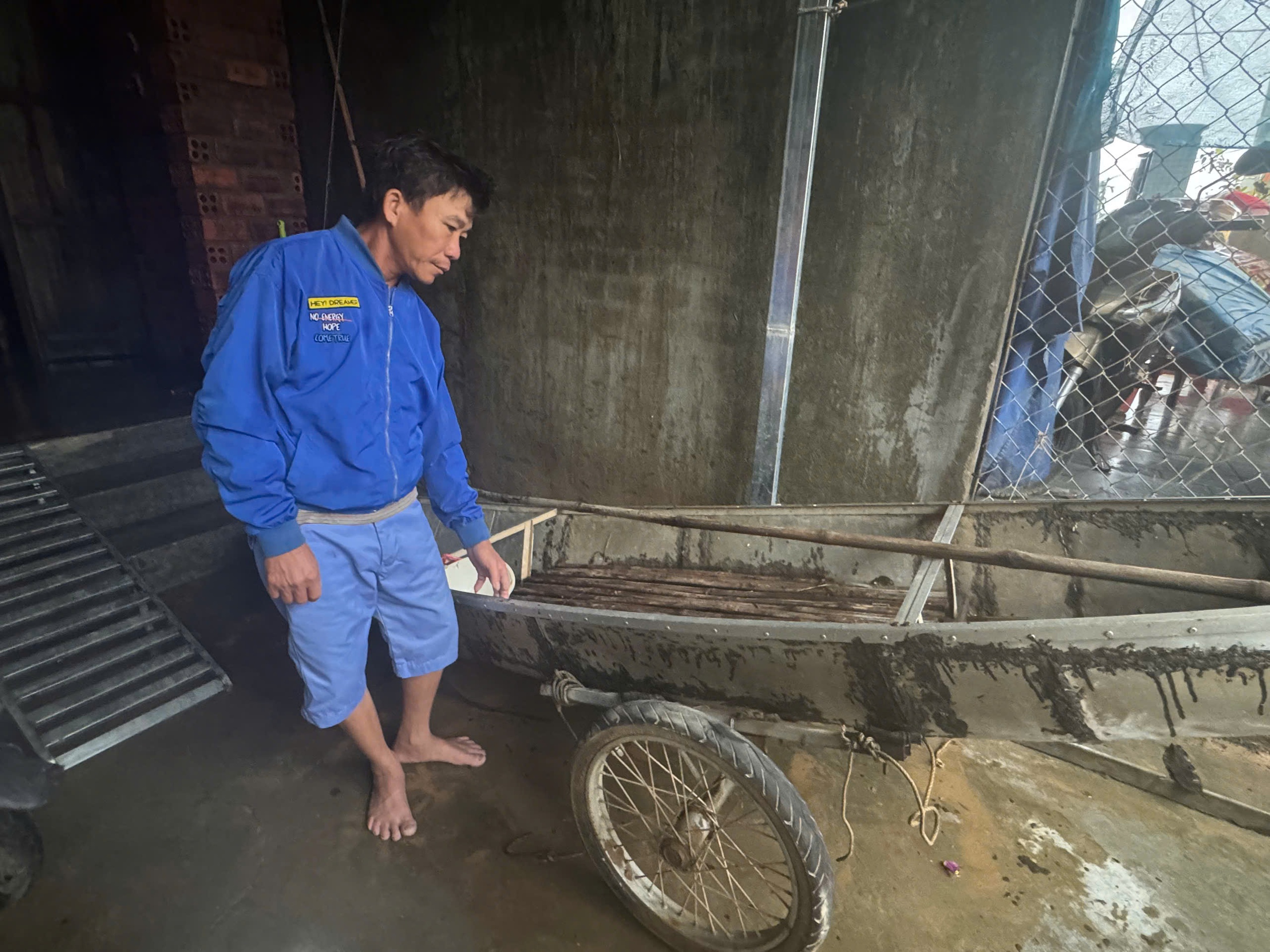 Người h&ugrave;ng cứu sống hơn 40 người trong lũ dữ nhận bằng khen từ UBND tỉnh Đắk Lắk - Ảnh 1.