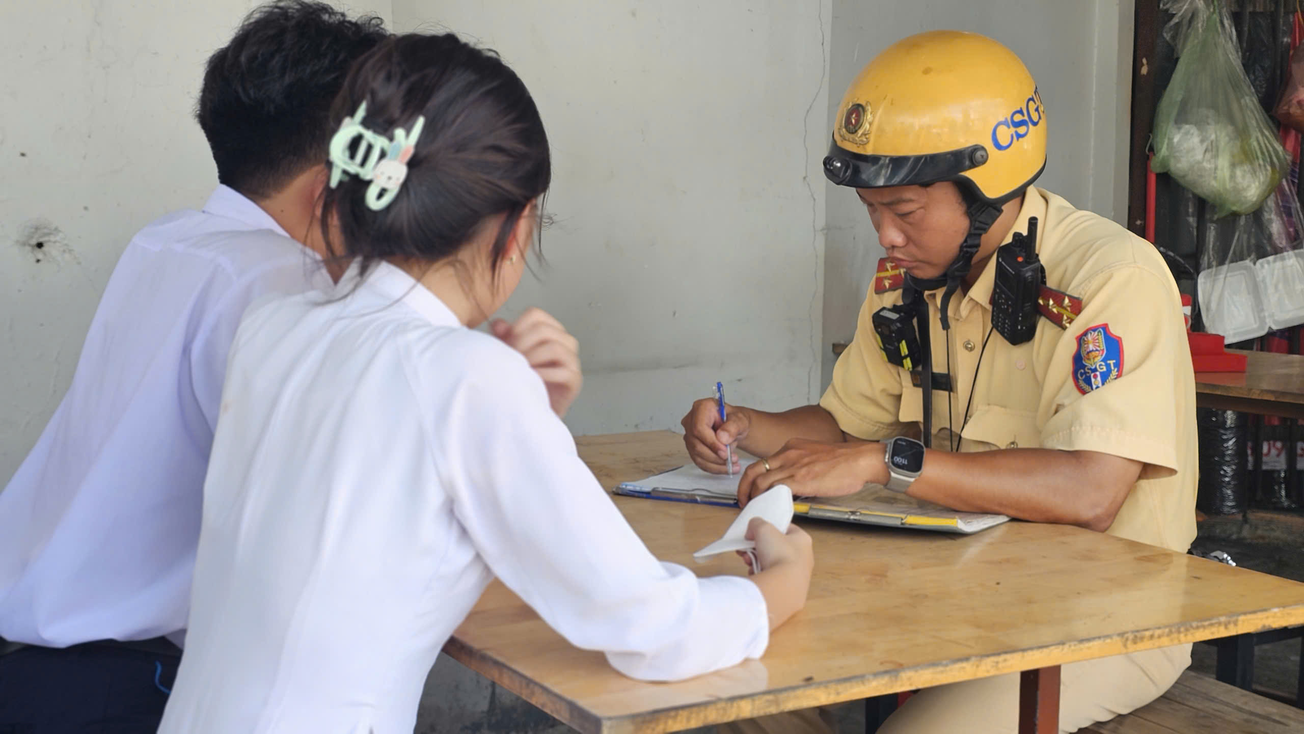 Học sinh TPHCM bị CSGT xử phạt v&igrave; kh&ocirc;ng đội mũ bảo hiểm khi tham gia giao th&ocirc;ng - Ảnh 1.