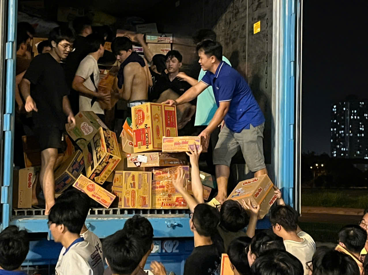 Mang sức trẻ TPHCM gửi gắm yêu thương đến đồng bào miền Trung - Ảnh 13.