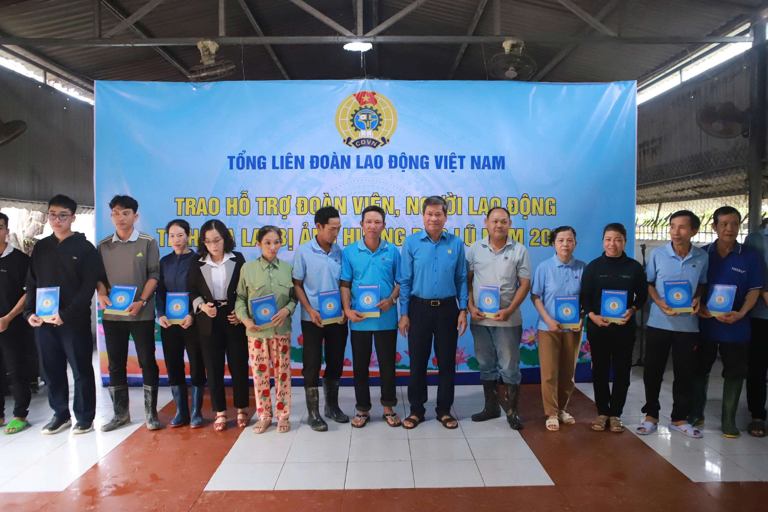 C&ocirc;ng đo&agrave;n hỗ trợ khẩn cấp 1,5 tỉ đồng cho đo&agrave;n vi&ecirc;n tỉnh Gia Lai bị thiệt hại do mưa lũ - Ảnh 5.