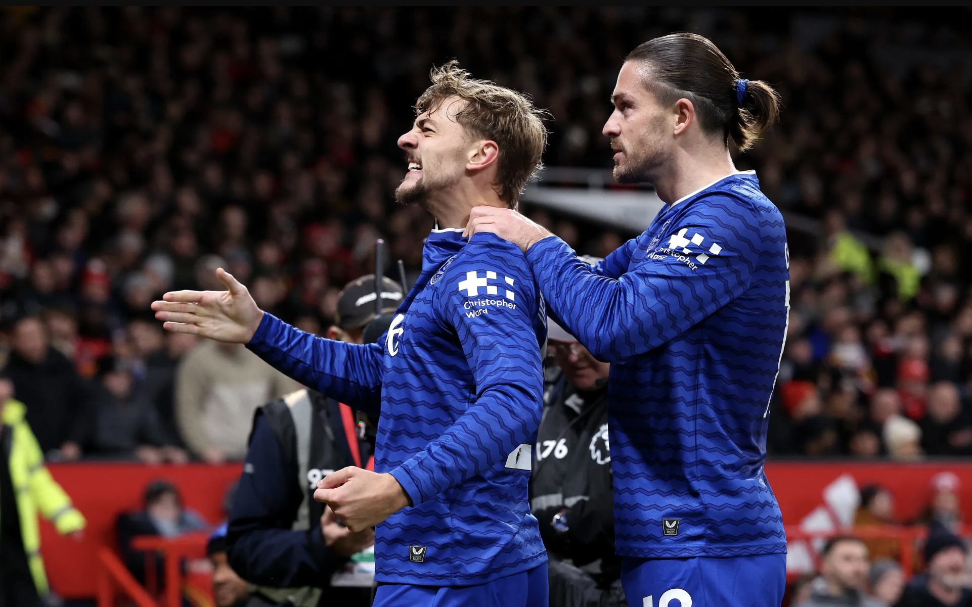 Cầu thủ Everton tát nhau, Man United vẫn thua sốc trên sân nhà