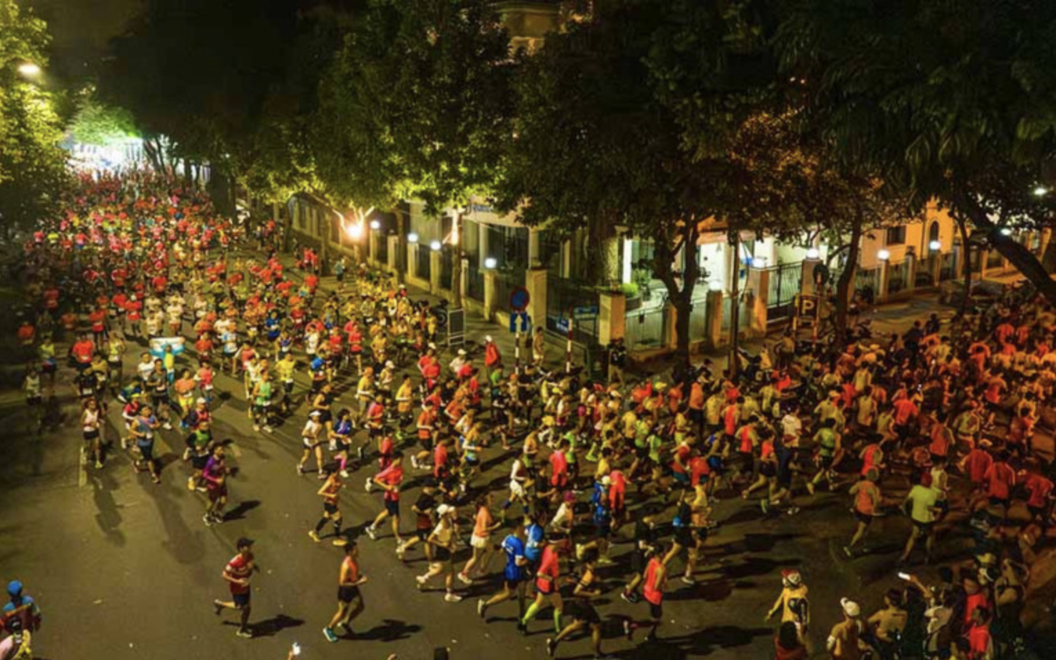 Giải chạy VnExpress Marathon Hanoi Midnight có gần 10.000 vận động viên tham dự
