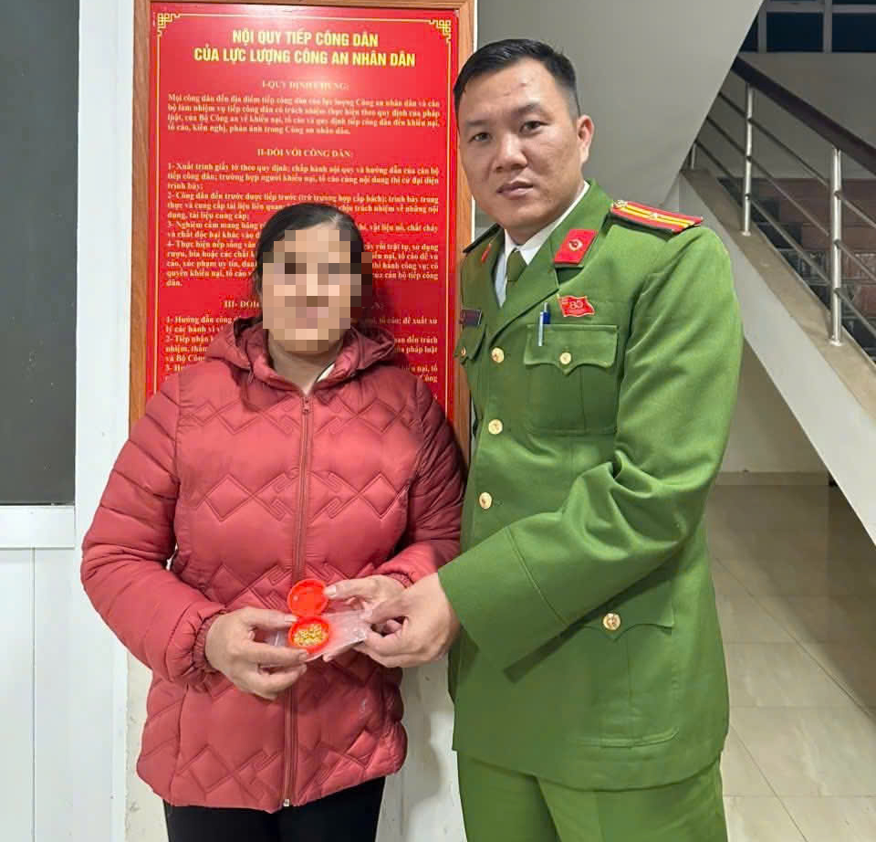 Ph&aacute;t hiện nhiều trang sức bằng v&agrave;ng trong &aacute;o quần cũ gửi tặng đồng b&agrave;o v&ugrave;ng lũ - Ảnh 2.
