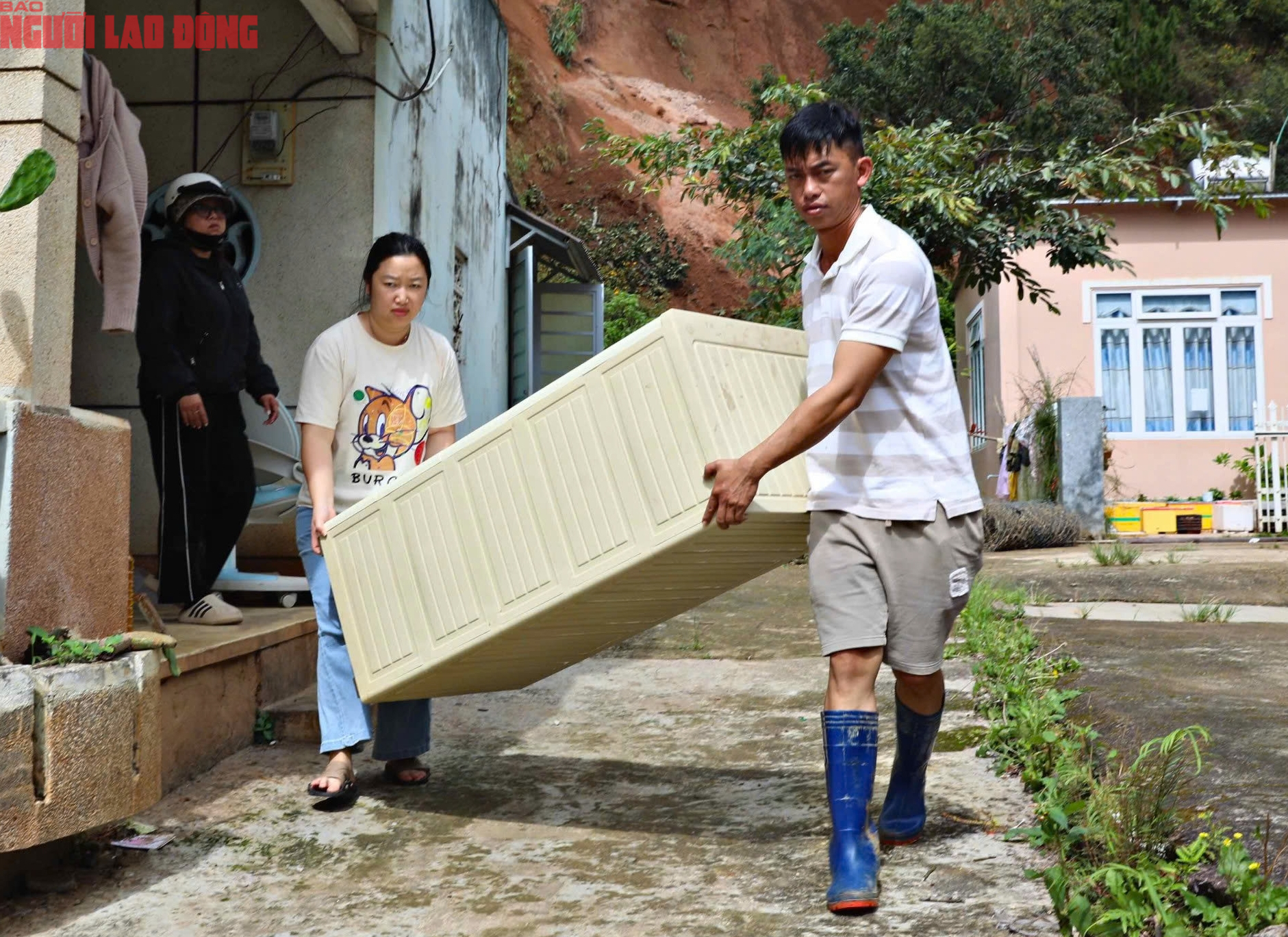 Ngọn đồi ở L&acirc;m Đồng nứt lớn, khẩn cấp di dời h&agrave;ng chục hộ d&acirc;n - Ảnh 8.
