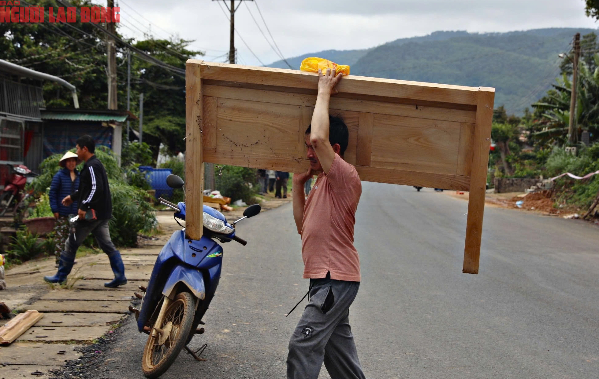 Ngọn đồi ở L&acirc;m Đồng nứt lớn, khẩn cấp di dời h&agrave;ng chục hộ d&acirc;n - Ảnh 9.