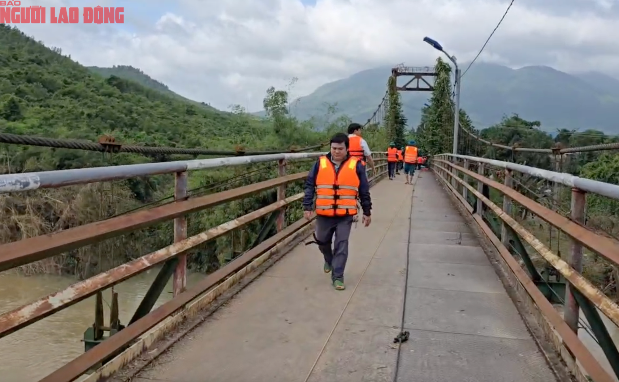 Khánh Hoà: Người dân xếp hàng, mặc áo phao để qua cầu treo sau lũ - Ảnh 1.