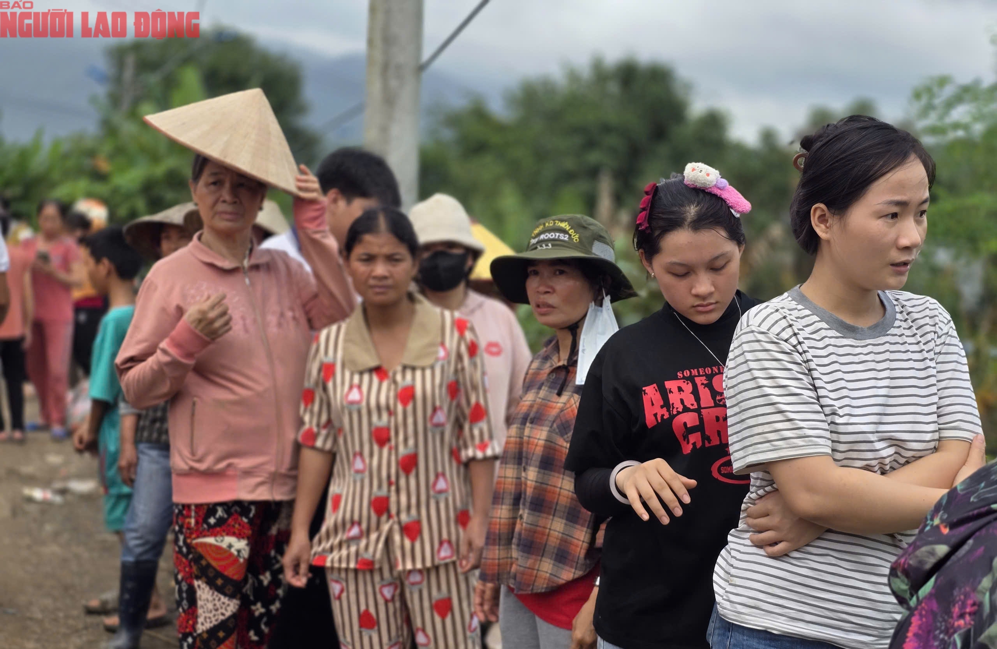 Khánh Hoà: Người dân xếp hàng, mặc áo phao để qua cầu treo sau lũ - Ảnh 2.