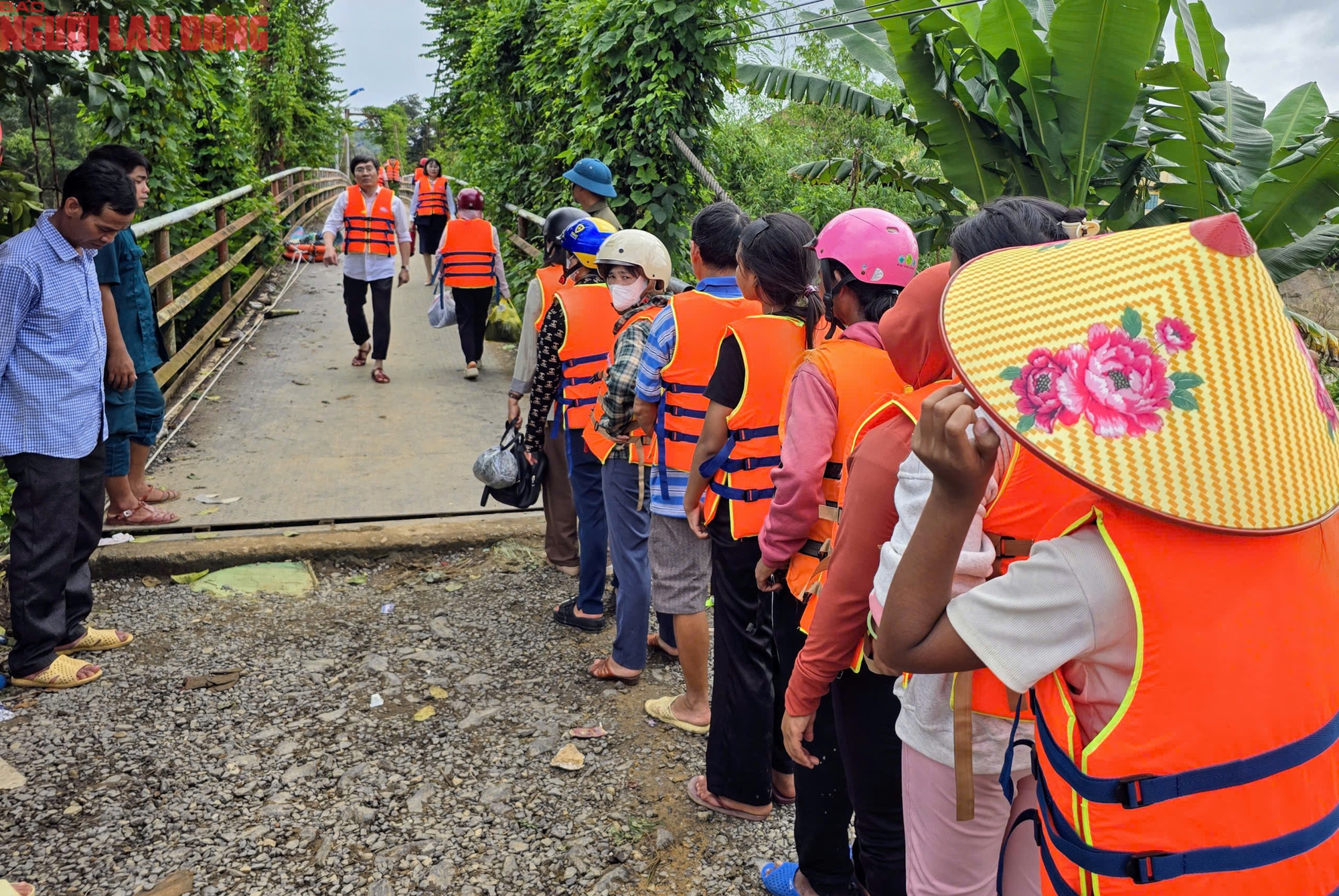 Khánh Hoà: Người dân xếp hàng, mặc áo phao để qua cầu treo sau lũ - Ảnh 3.