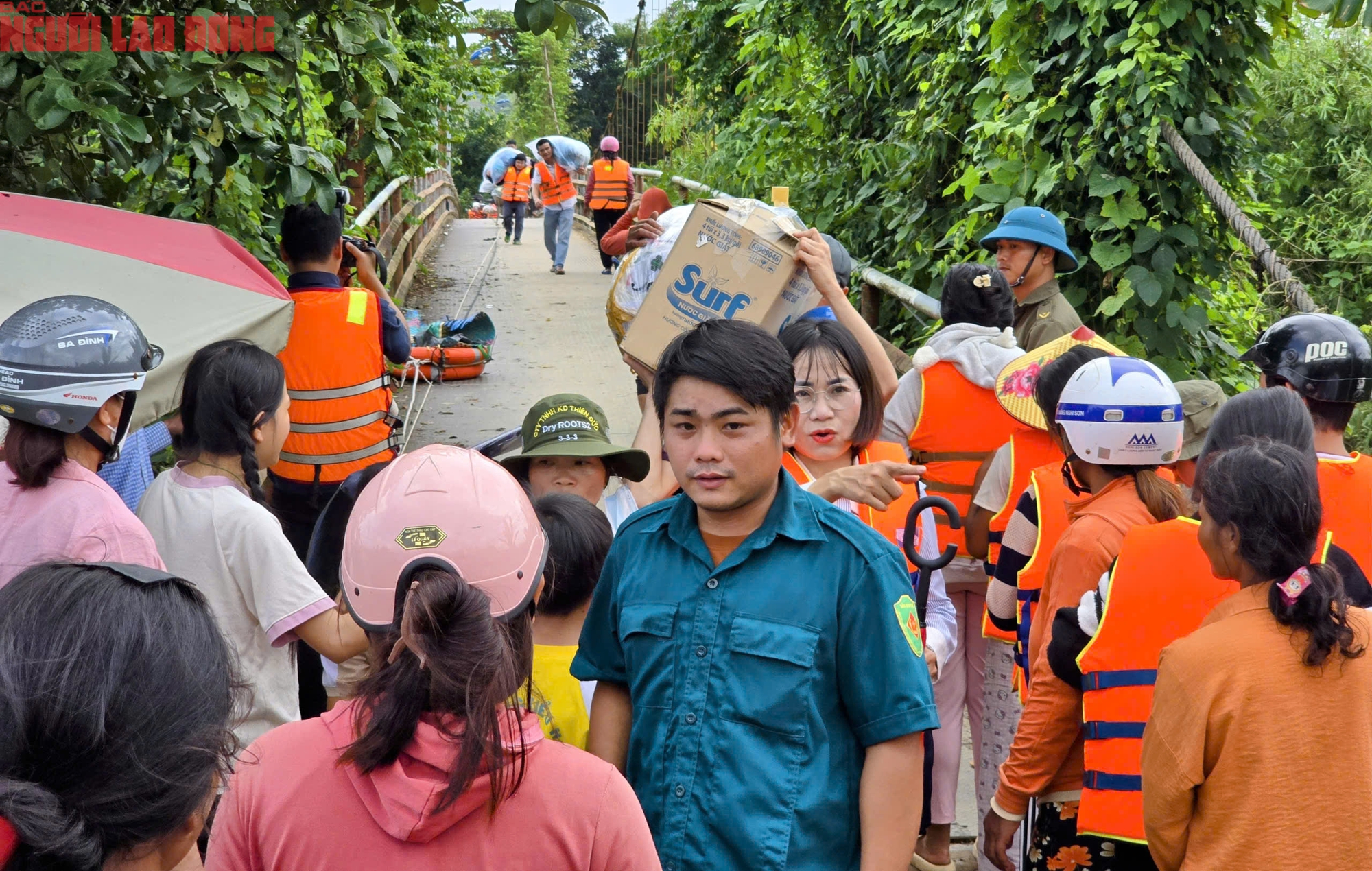 Khánh Hoà: Người dân xếp hàng, mặc áo phao để qua cầu treo sau lũ - Ảnh 5.