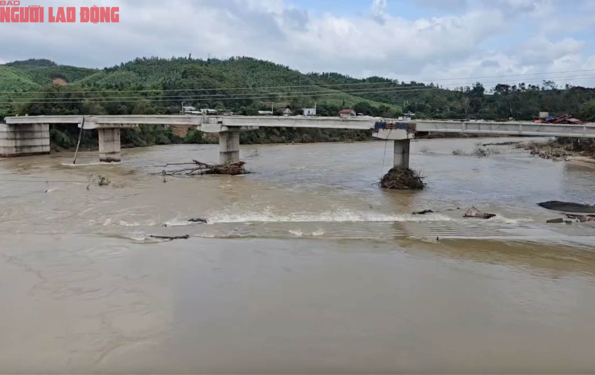 Khánh Hoà: Người dân xếp hàng, mặc áo phao để qua cầu treo sau lũ - Ảnh 6.