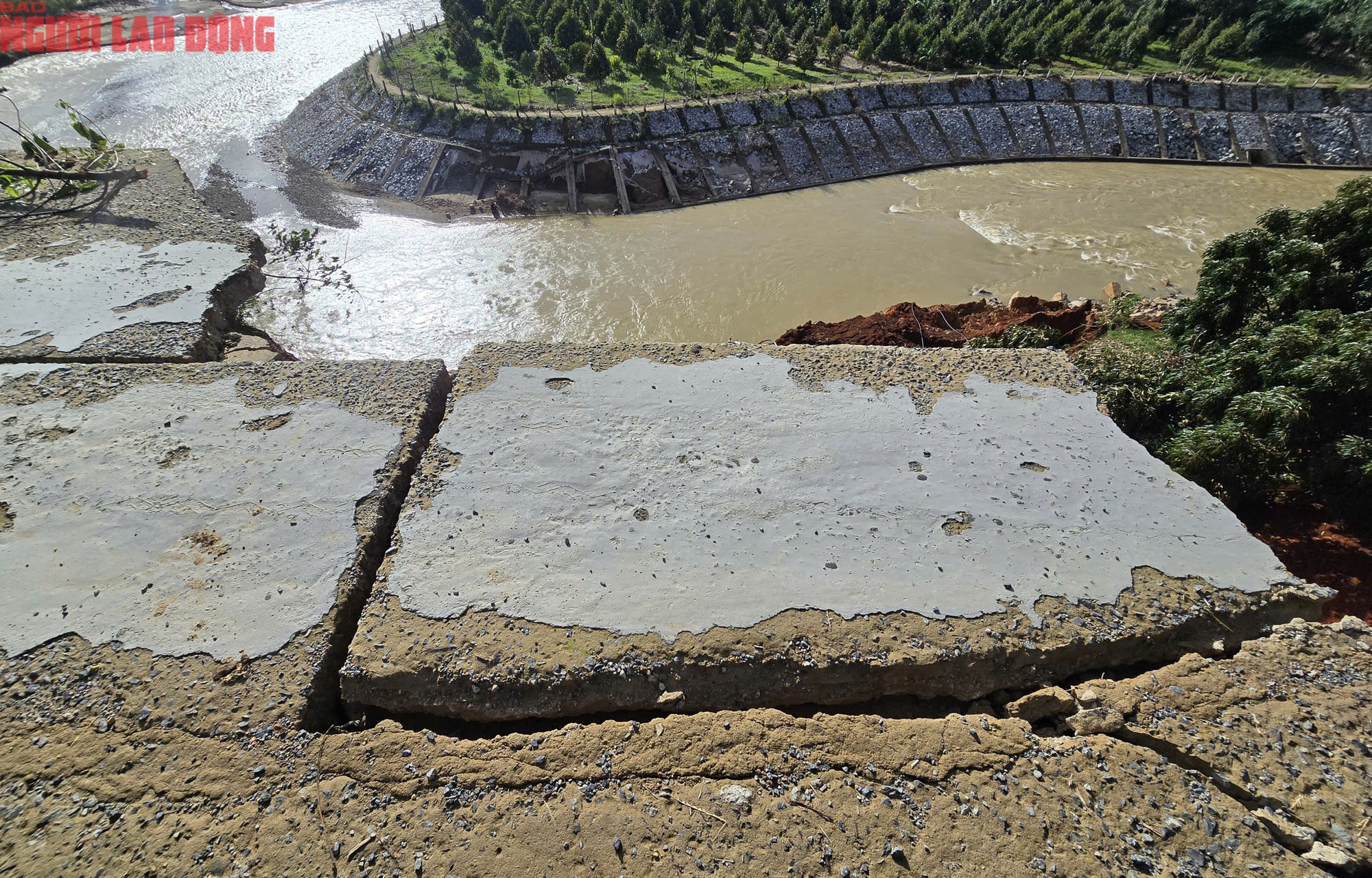 Khánh Hoà: Người dân xếp hàng, mặc áo phao để qua cầu treo sau lũ - Ảnh 11.