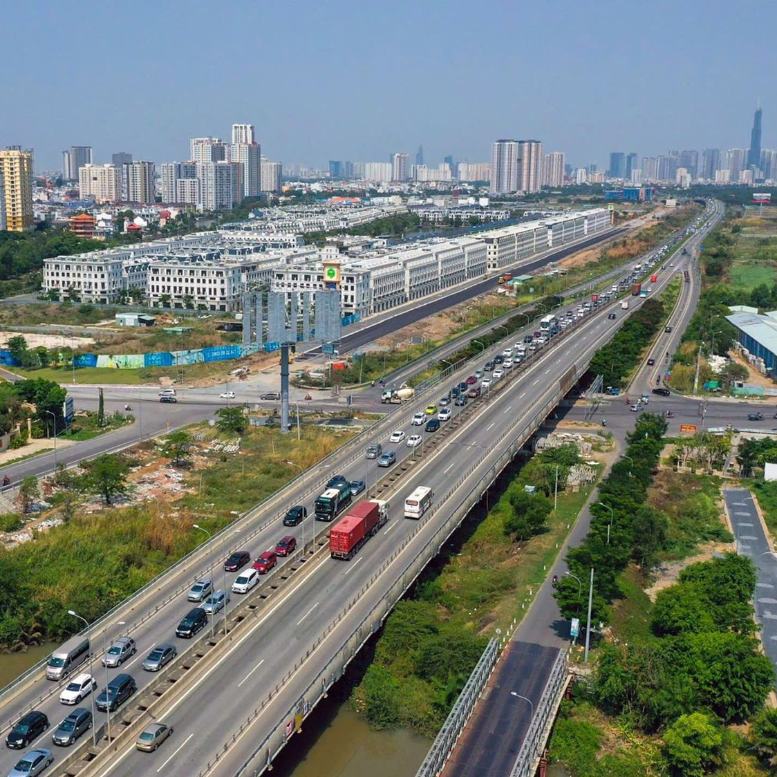 Tạo sức bật để TP HCM bứt phá: Khơi thông điểm nghẽn thể chế