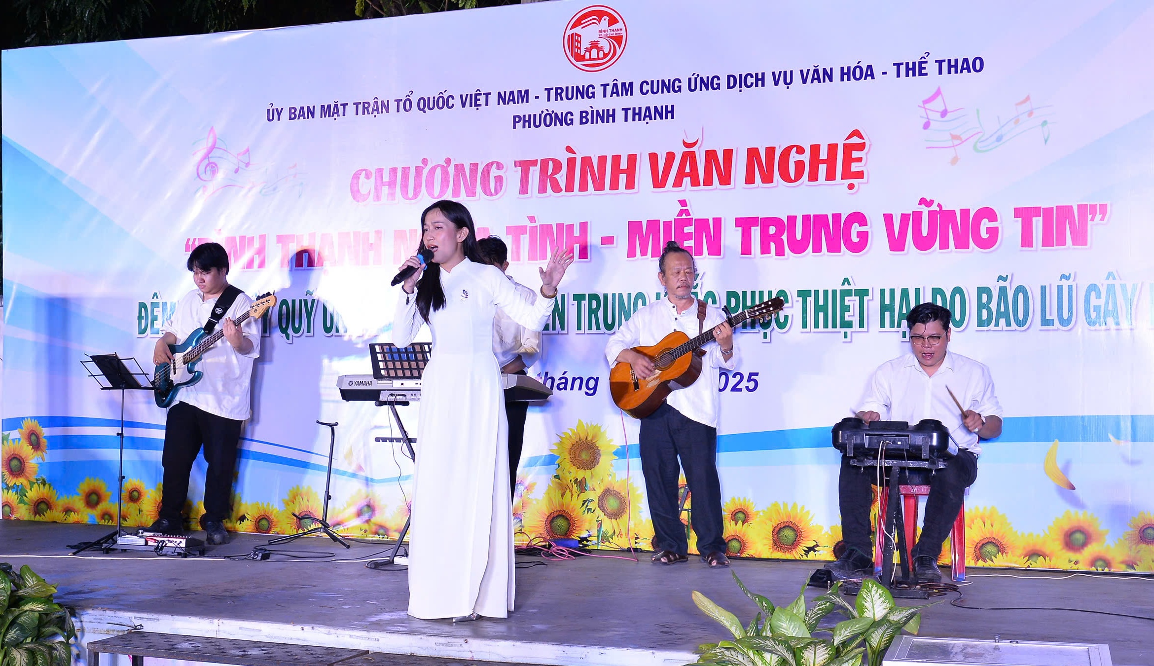 Đ&ecirc;m nhạc &ldquo;B&igrave;nh Thạnh nghĩa t&igrave;nh&rdquo; quy&ecirc;n g&oacute;p hơn 600 triệu đồng ủng hộ miền Trung - Ảnh 1.