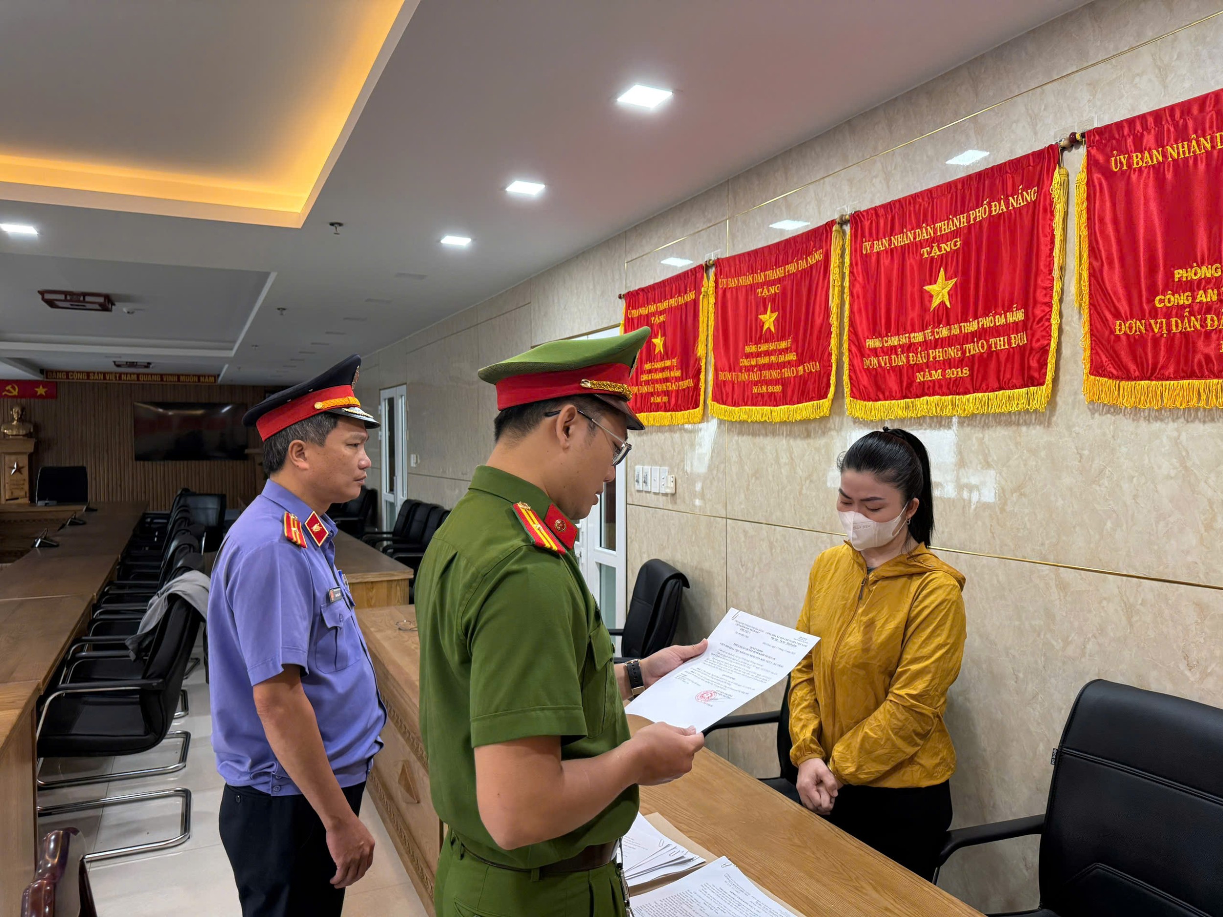 Khởi tố chủ quầy Chợ Cồn vì Buôn bán hàng cấm thuốc lá nhập lậu - Ảnh 1.