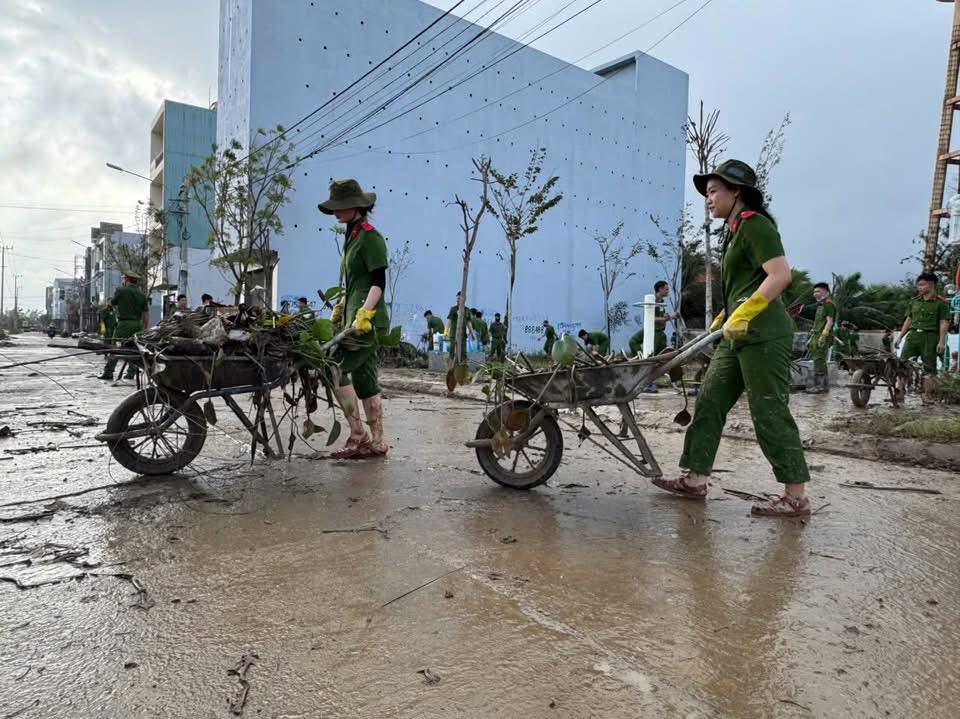Cận cảnh CBCS Bộ C&ocirc;ng an chi viện khắc phục hậu quả mưa lũ tại Gia Lai - Ảnh 1.