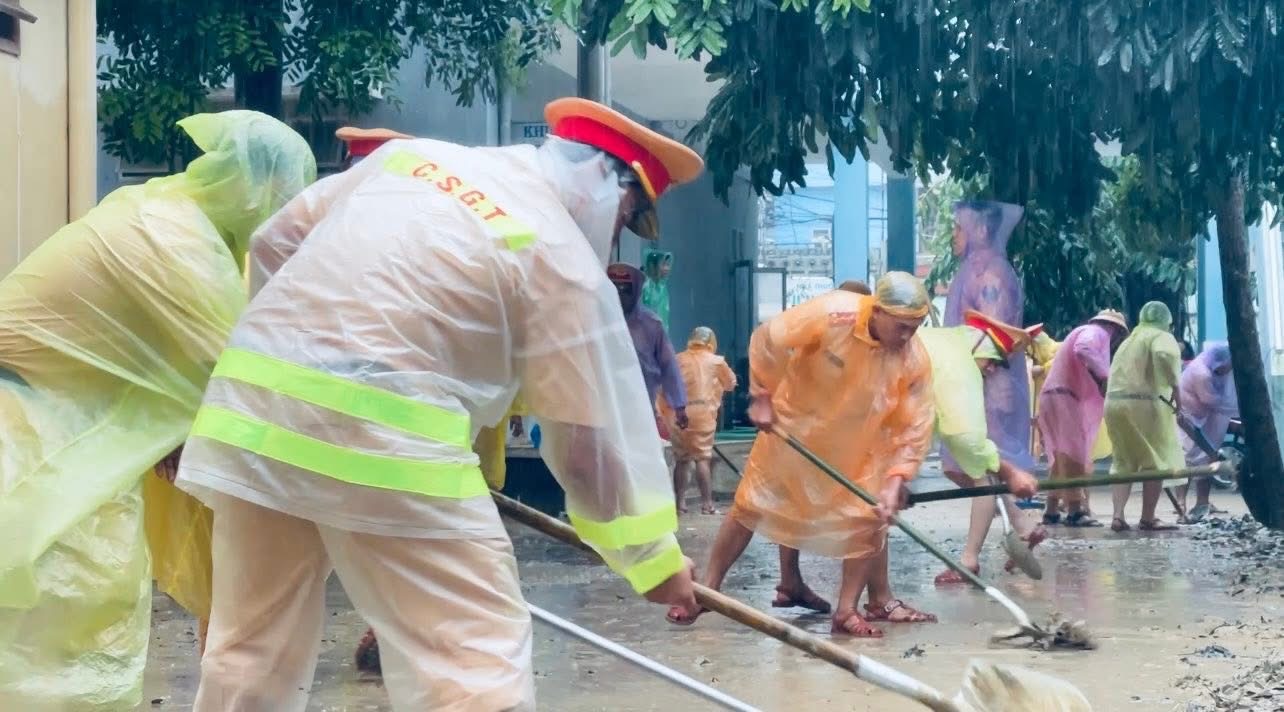 Cận cảnh CBCS Bộ C&ocirc;ng an chi viện khắc phục hậu quả mưa lũ tại Gia Lai - Ảnh 18.