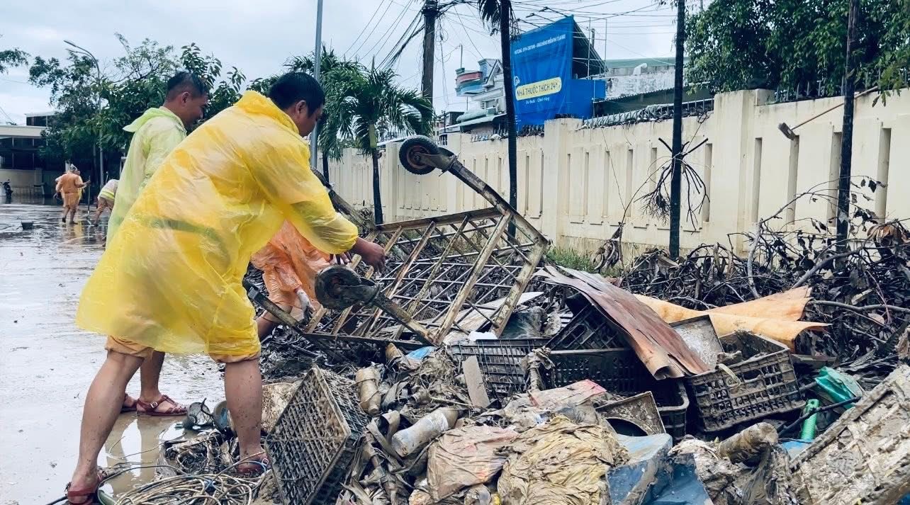 Cận cảnh CBCS Bộ C&ocirc;ng an chi viện khắc phục hậu quả mưa lũ tại Gia Lai - Ảnh 19.