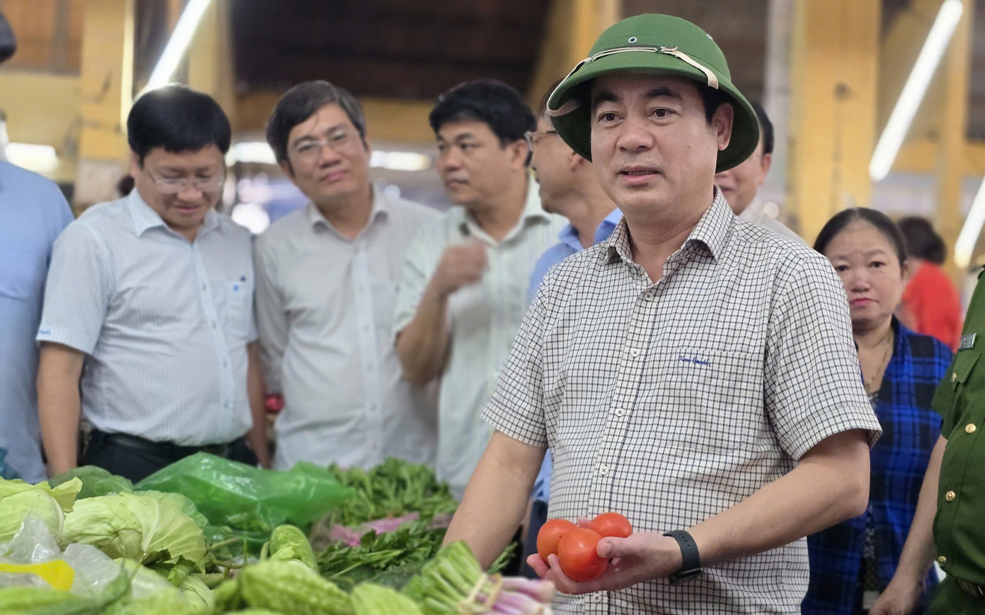 Khánh Hoà: Người dân xếp hàng, mặc áo phao để qua cầu treo sau lũ - Ảnh 14.