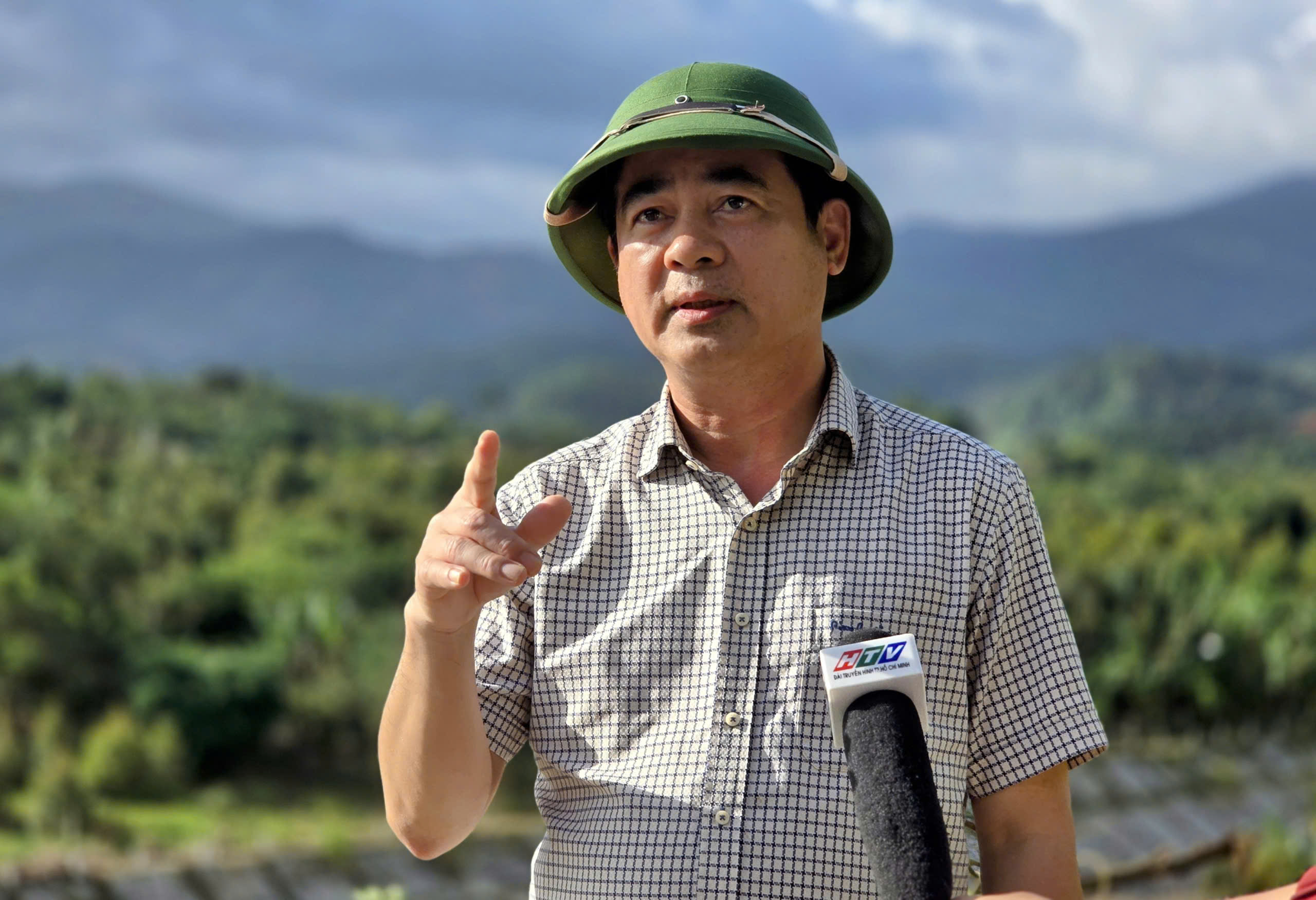 Khánh Hoà: Người dân xếp hàng, mặc áo phao để qua cầu treo sau lũ - Ảnh 13.