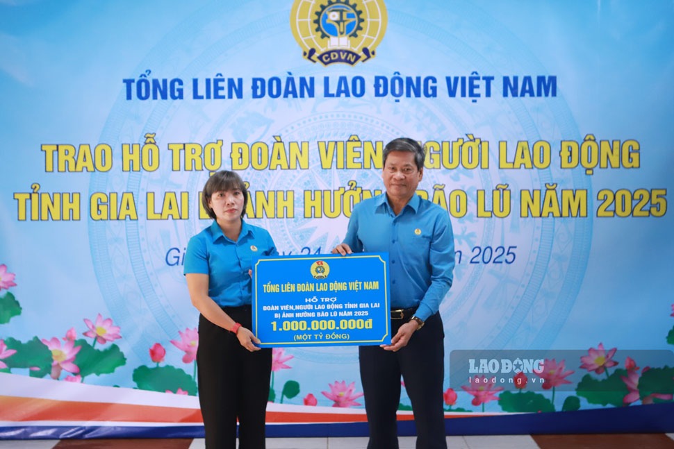C&ocirc;ng đo&agrave;n hỗ trợ khẩn cấp 1,5 tỉ đồng cho đo&agrave;n vi&ecirc;n tỉnh Gia Lai bị thiệt hại do mưa lũ - Ảnh 1.