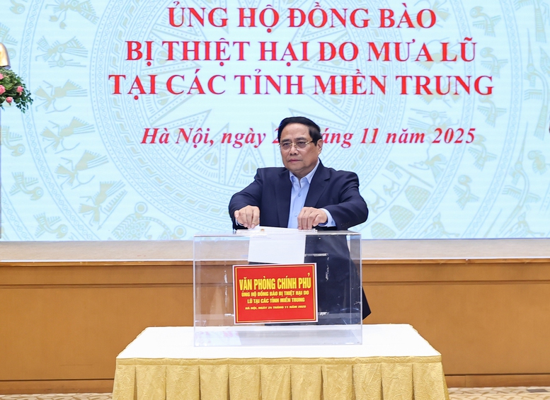 Chính phủ quyên góp ủng hộ đồng bào bị thiệt hại do bão lũ - Ảnh 2.
